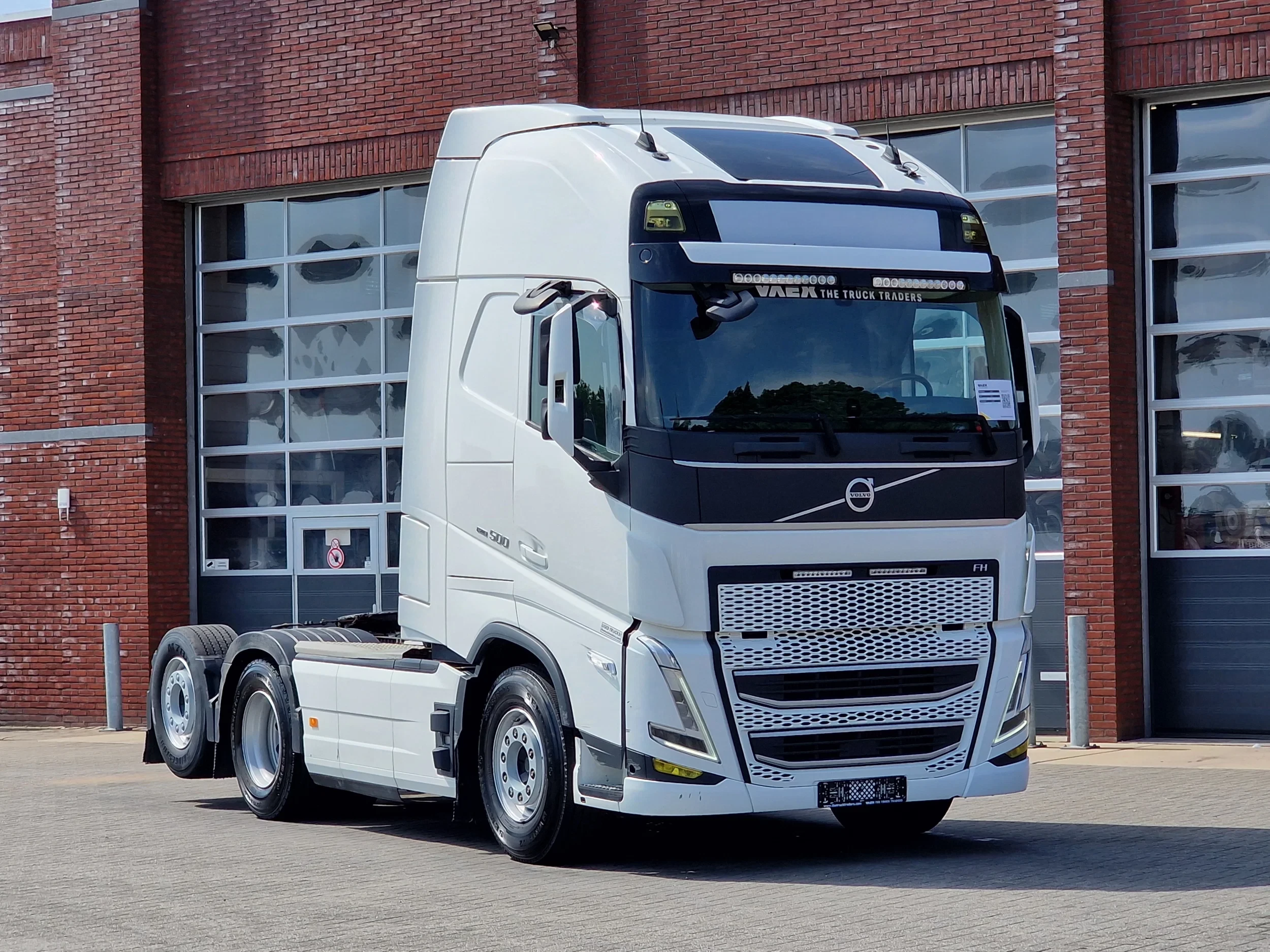 Volvo FH 2023 - 13.500 Globetrotter XL 6x2 - Retarder - Full air - Leather - Camera afbeelding 1
