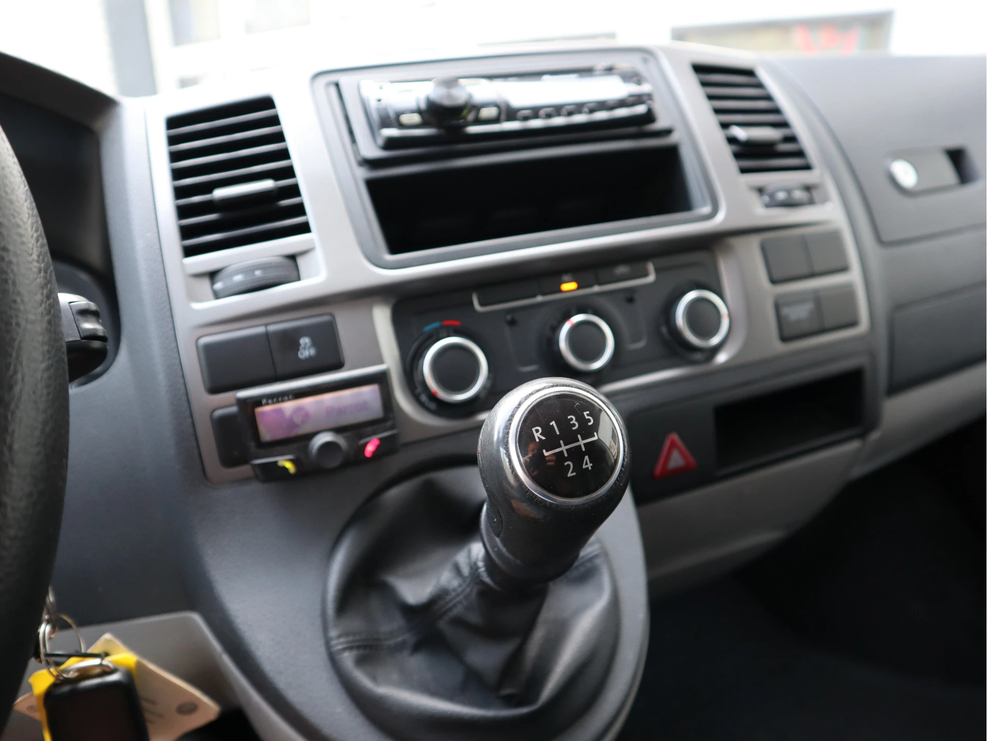 Volkswagen Transporter 2012 - 2.0 TDI 102pk L1H1 - Schuifdeur L+R - Trekhaak - Airco image 12