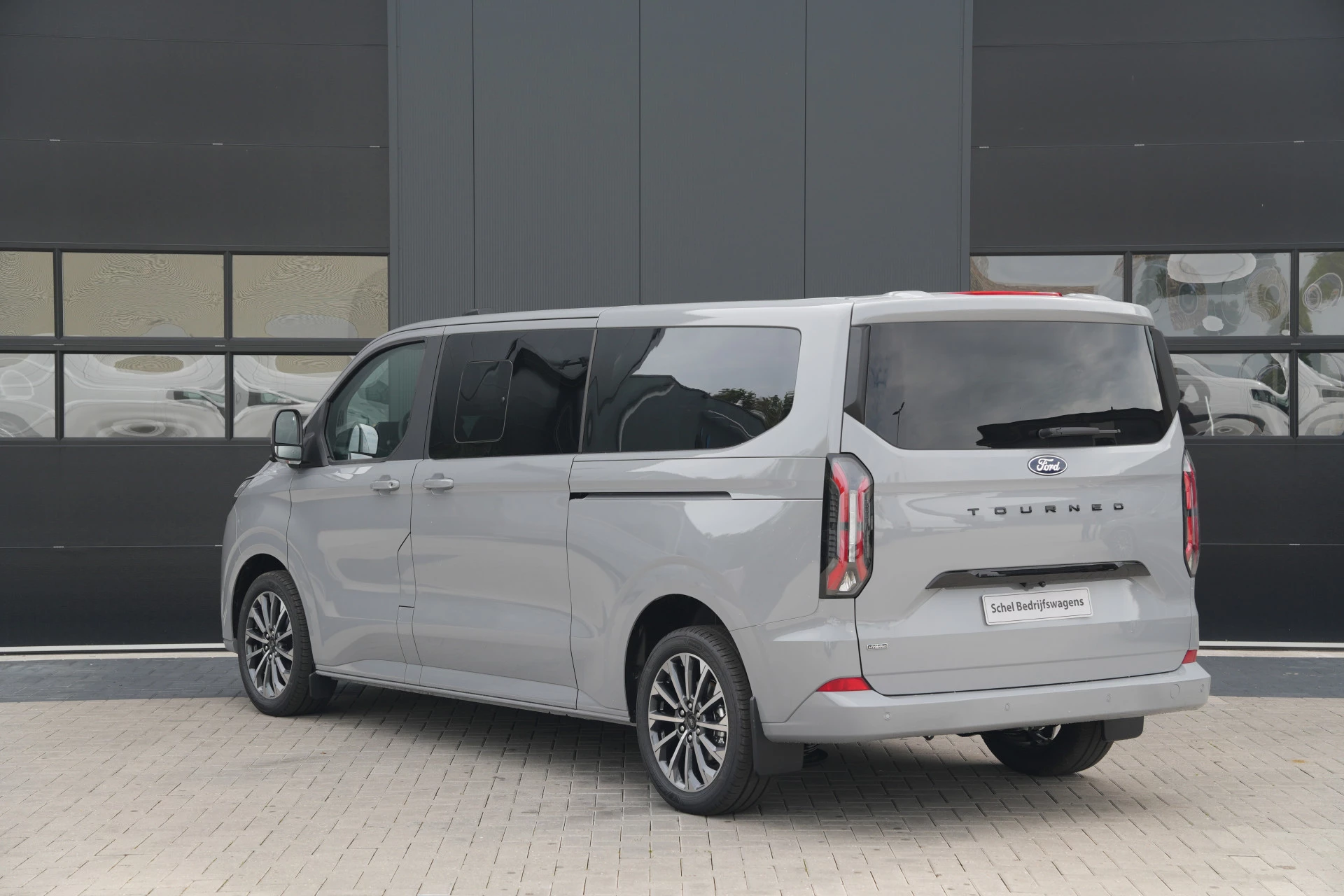 Ford Tourneo Custom 2026 - 340 2.5 PHEV L2H1 Titanium X 232pk | ACC | Pano | B&O | Elek. schuifdeuren | 360 camera | Elek-Trekhaak | Prijs excl. BTW | Rijklaar image 9