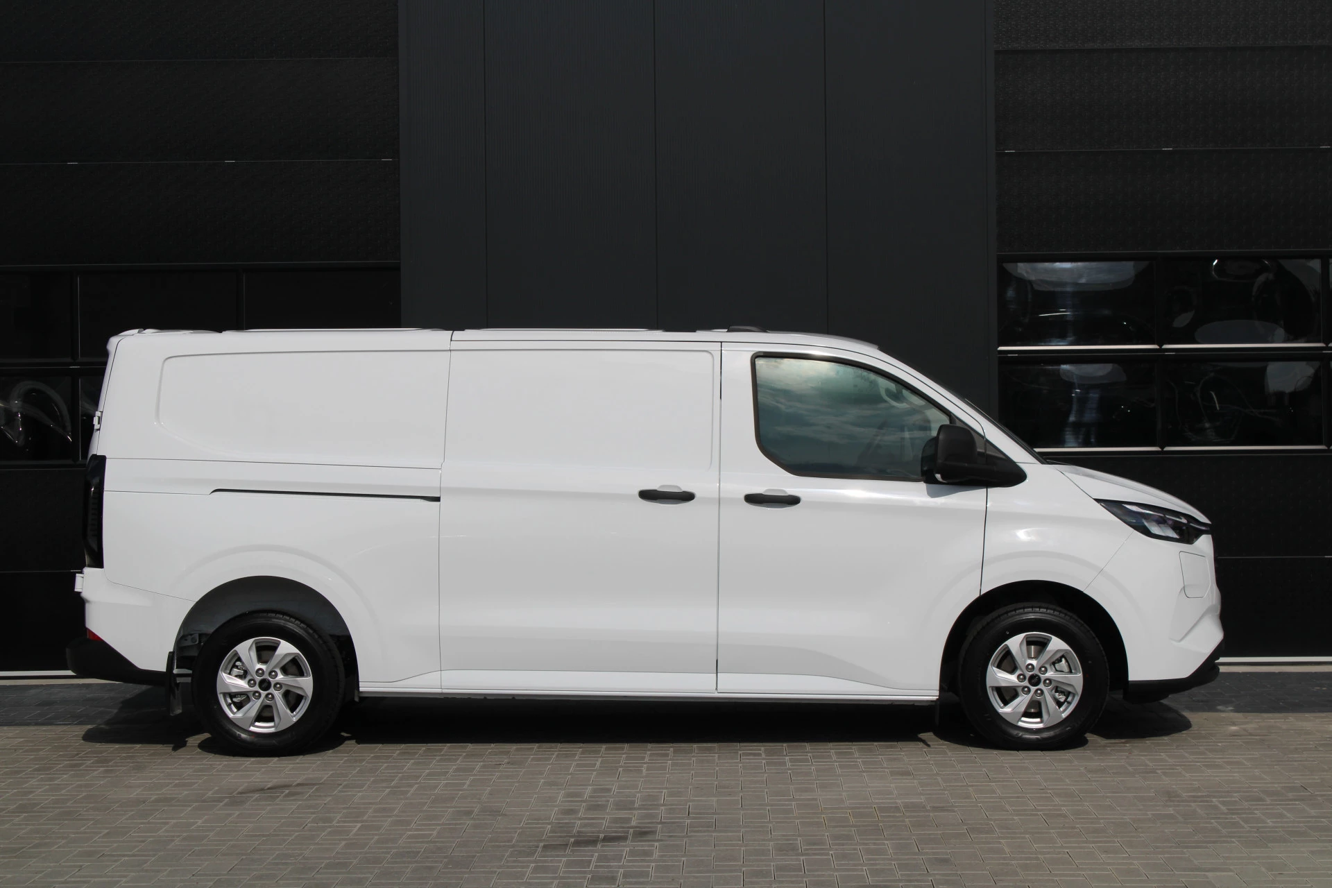 Ford Transit Custom 2025 - 320 2.5 PHEV L2H1 Trend 232pk - 5 jaar GARANTIE - 2x Schuifdeur - Adaptive Cruise - Blind Spot - Navigatie - Camera - Verwarmd Stuur - Rijklaar obrázek 4