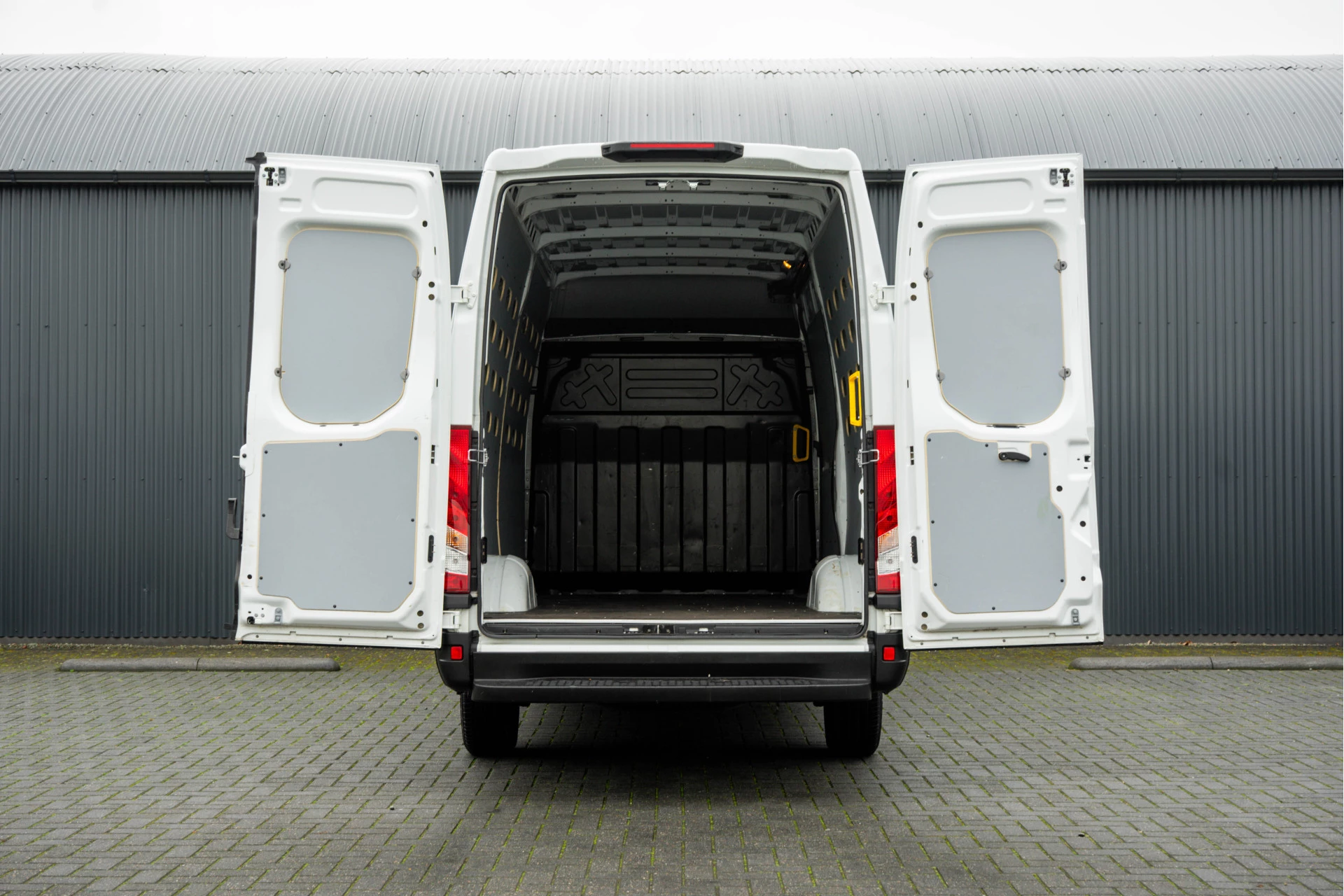 Iveco Daily 2023 - **35S14V L2H2 | 140PK | 3.5T Trekgewicht | Cruise | Climate** image 9