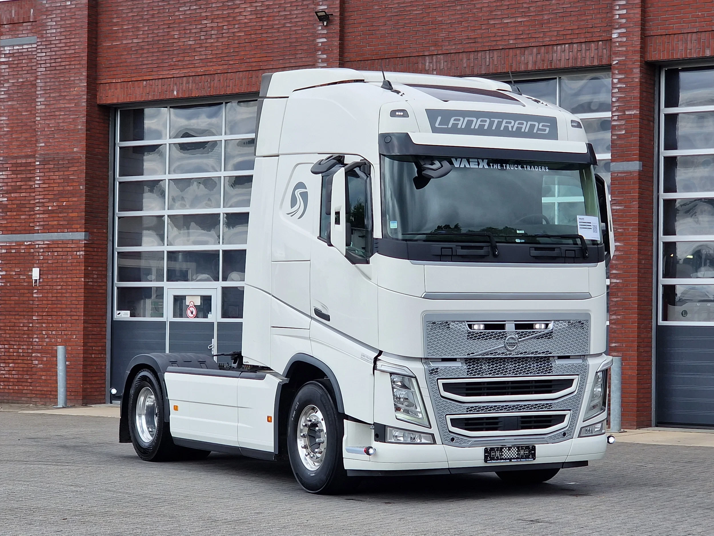 Volvo FH 2018 - 13.460 Globetrotter 4x2 - Full spoiler - 2x tank - Alloy wheels - Euro 6 afbeelding 1
