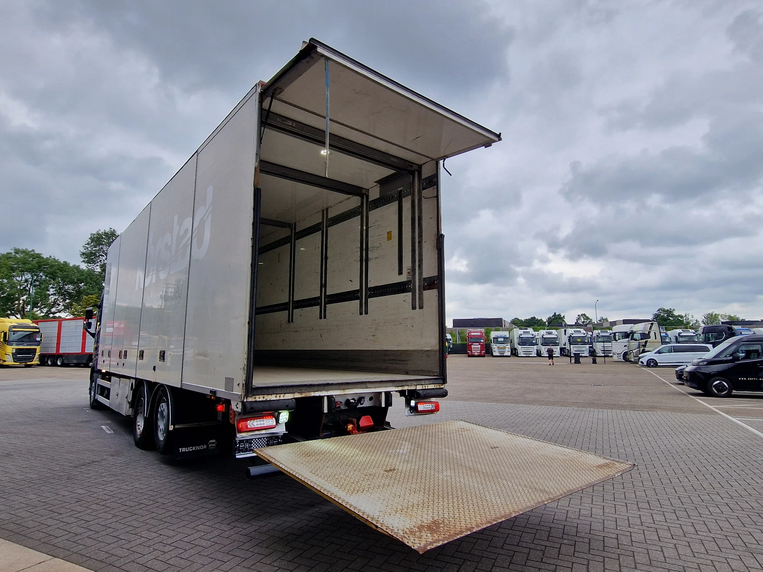 Volvo FH 2019 - 13.460 6X2 - full air - WB600 - Leather seats - side opening изображение 11