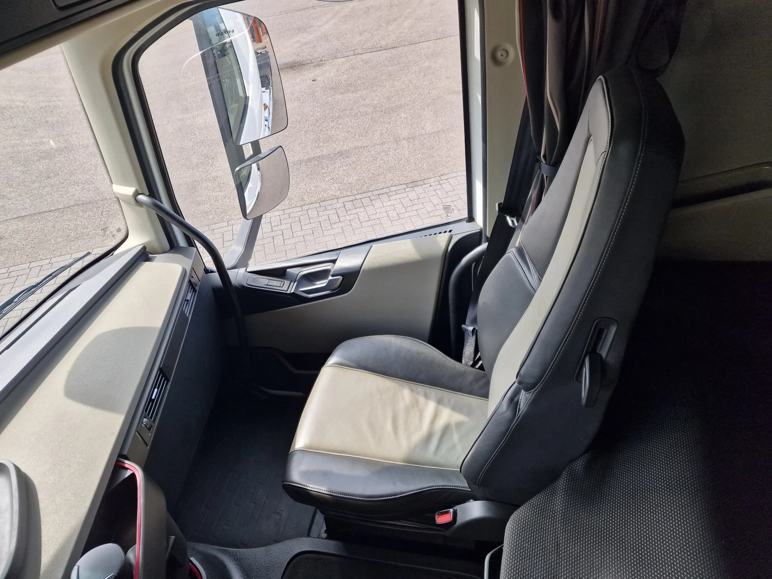 Volvo FH 2021 - 13.500 Globetrotter 6x2 BDF - 4.90 WB - Full air - Leather - I shift obrázek 21