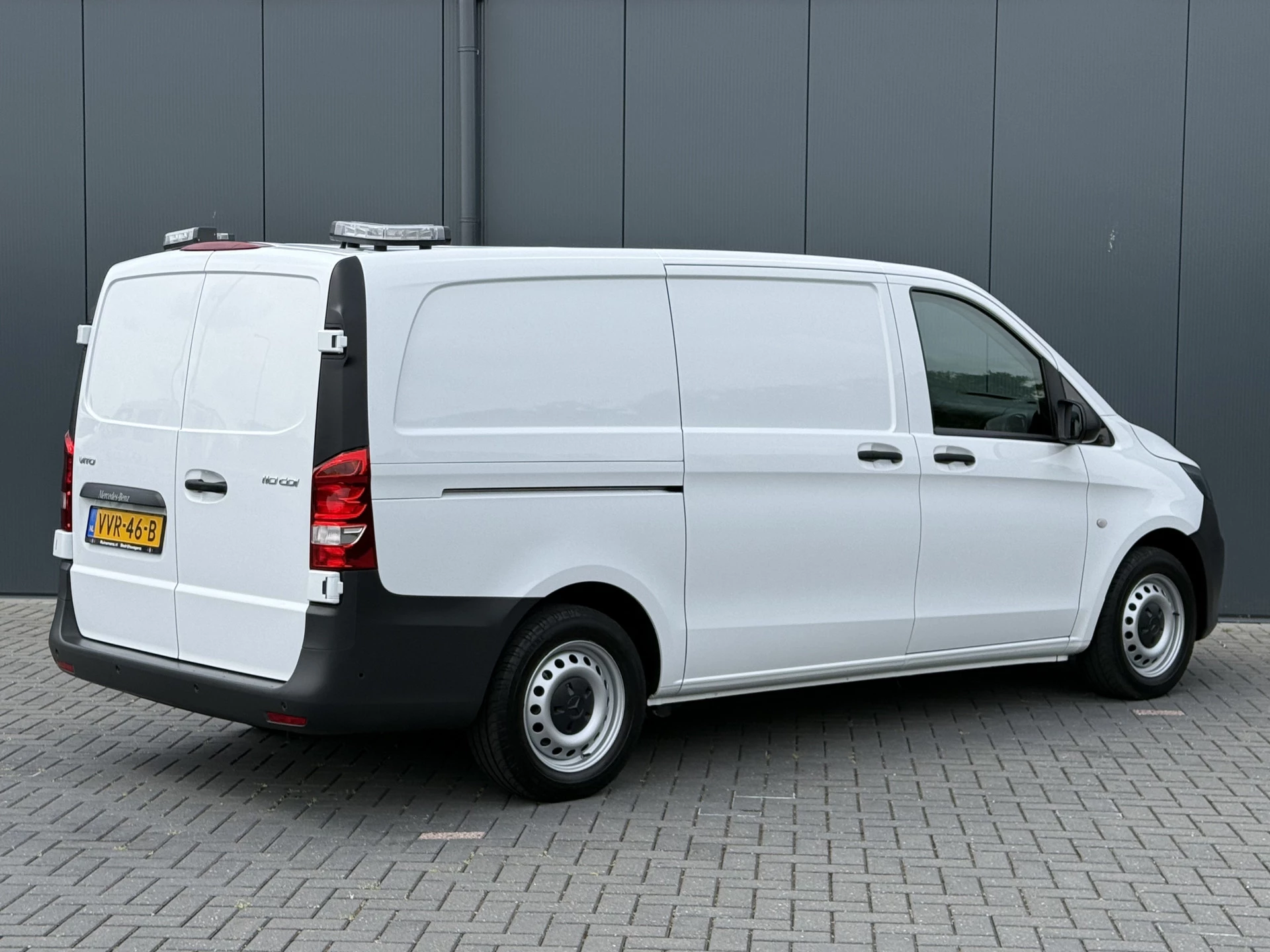 Mercedes-Benz Vito 2023 - 110 CDI / L2H1 / 1e EIG. / UNIEKE SORTIMO INRICHTING / 2x SCHUIFDEUR / **9.446 KM** / 3-ZITS image 5
