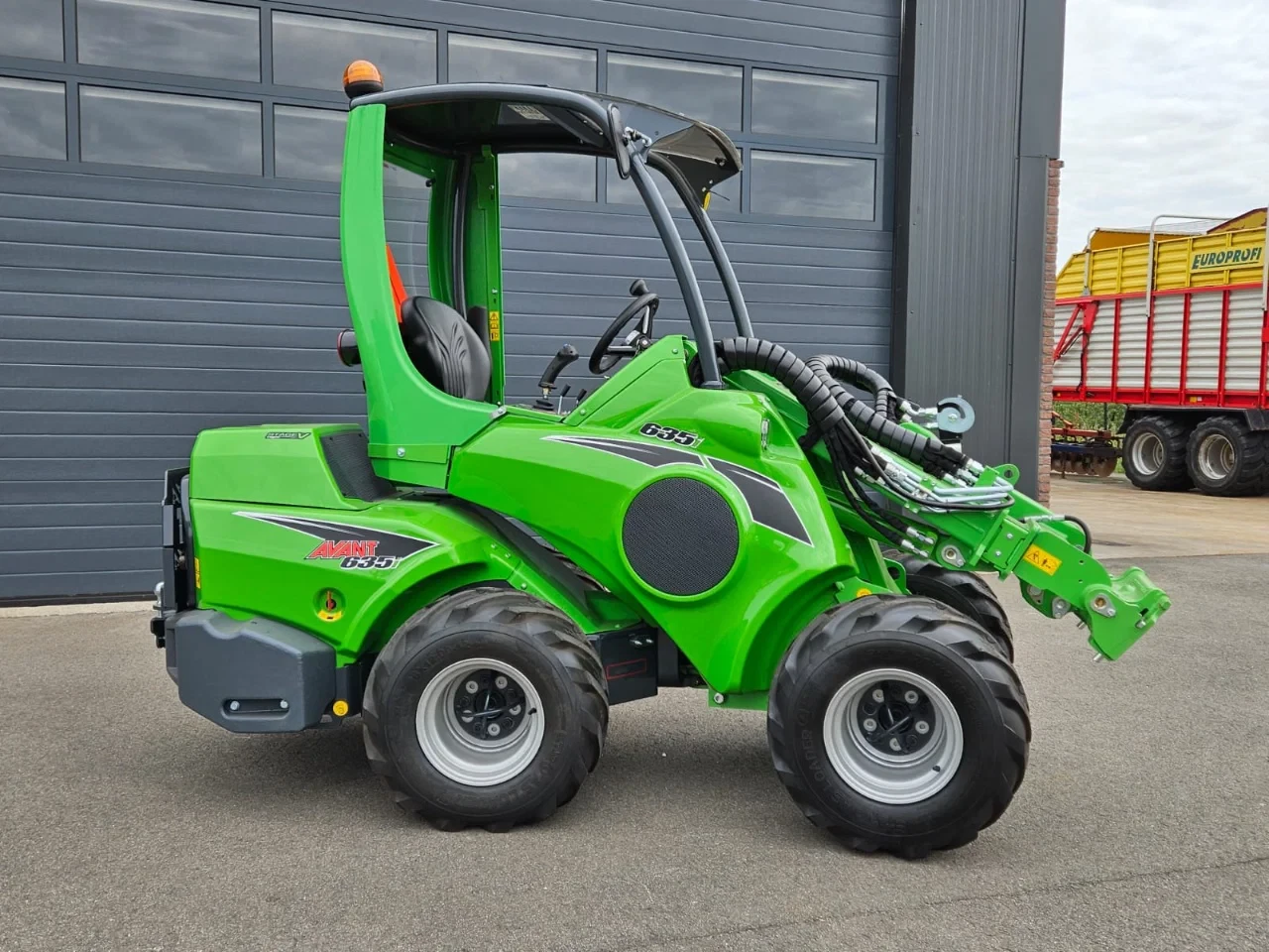 Avant 2024 - 635i Rental mini-shovel afbeelding 2