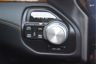 Dodge Ram 1500 2024 - 5.7 V8 4x4 Crew Cab Longhorn zdjecie 14