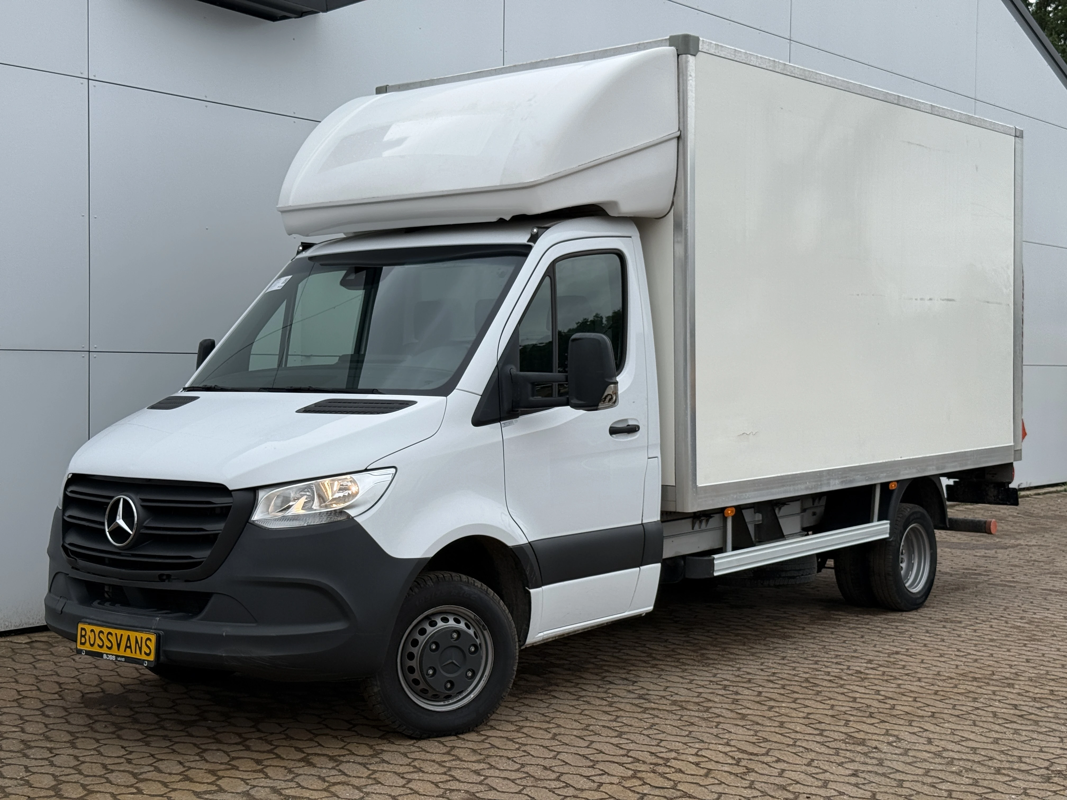 Mercedes-Benz Sprinter 2023 - 515 1.9 CDI 150PK Laadklep Bakwagen Dubbellucht Climate Control Cruise Control Apple Carplay Koffer Meubelbak image 1