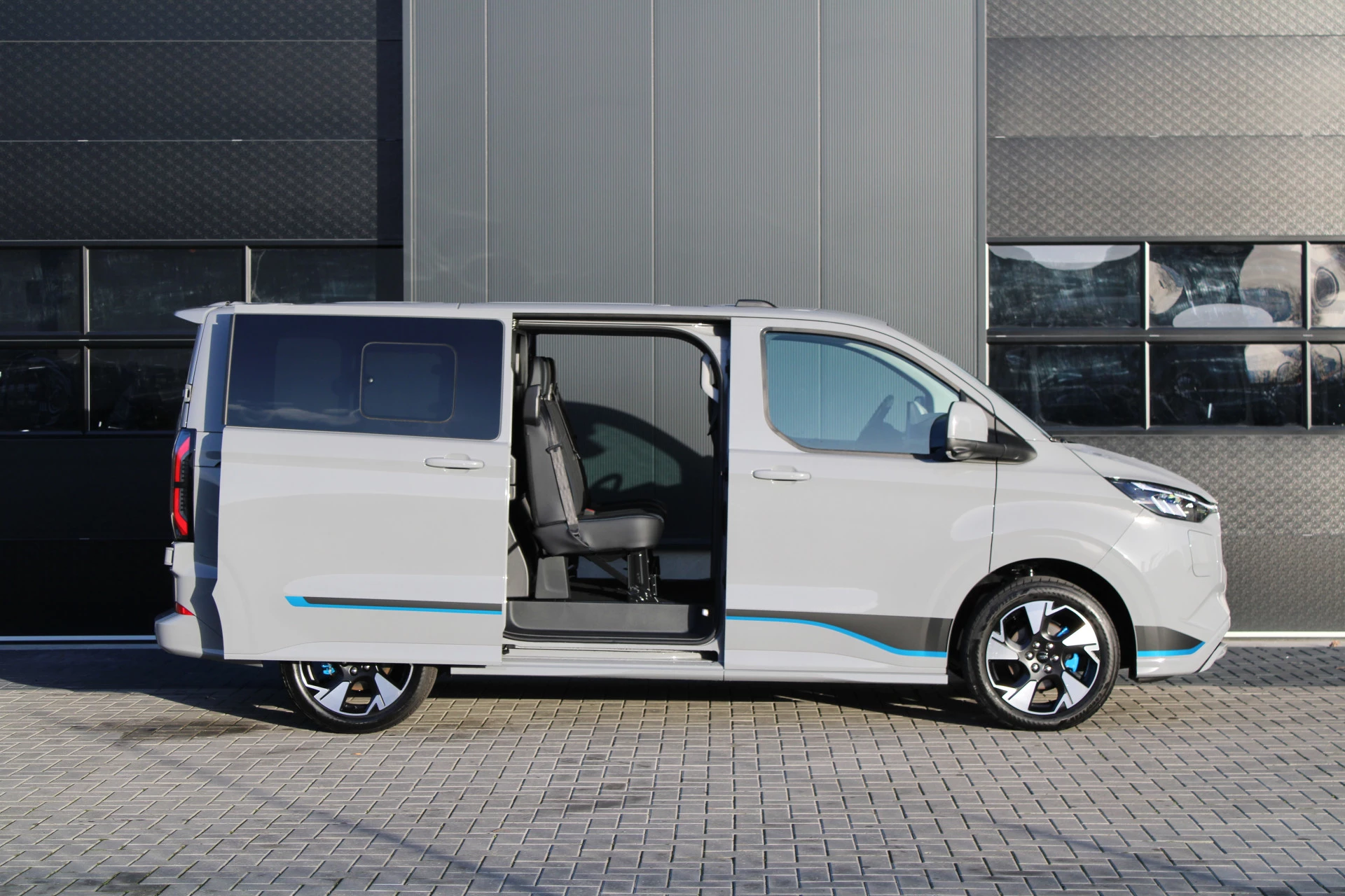 Ford Transit Custom 2025 - 320 2.5 PHEV L1H1 Sport DC 232pk - 2x Schuif - 360 Camera - ACC - Keyless - Stoel/Stuurverwarming - Blindspot - Incl BPM - Rijklaar zdjęcie 5