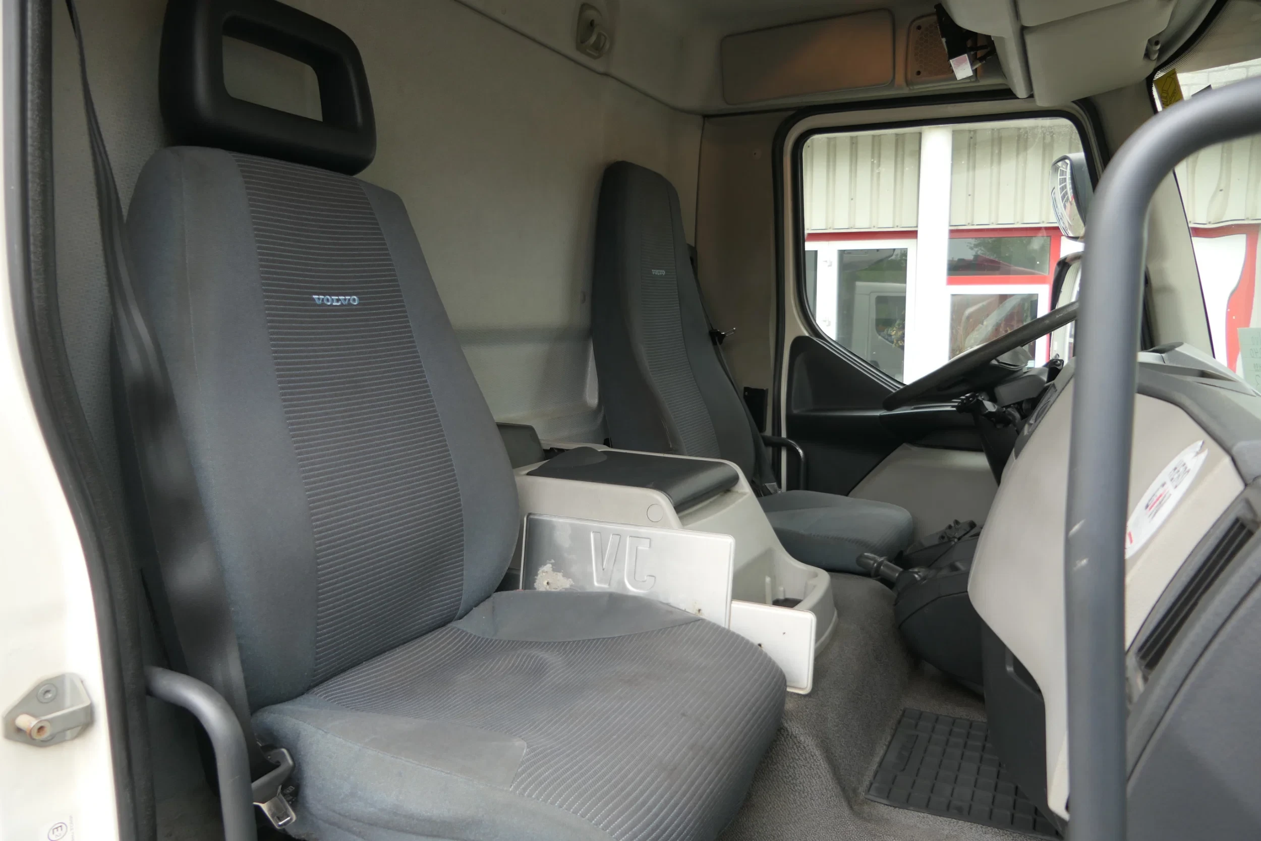 Volvo 240 2013 - FL | Carrier SUPRA 950Mt / Bi-temp | 3 Compartments | 582187Km | 2013 | 12Ton | 6 Cylinder | Dhollandia 1500Kg | TUV/MOT/APK 08-2026 | Luxembourg Truck afbeelding 46