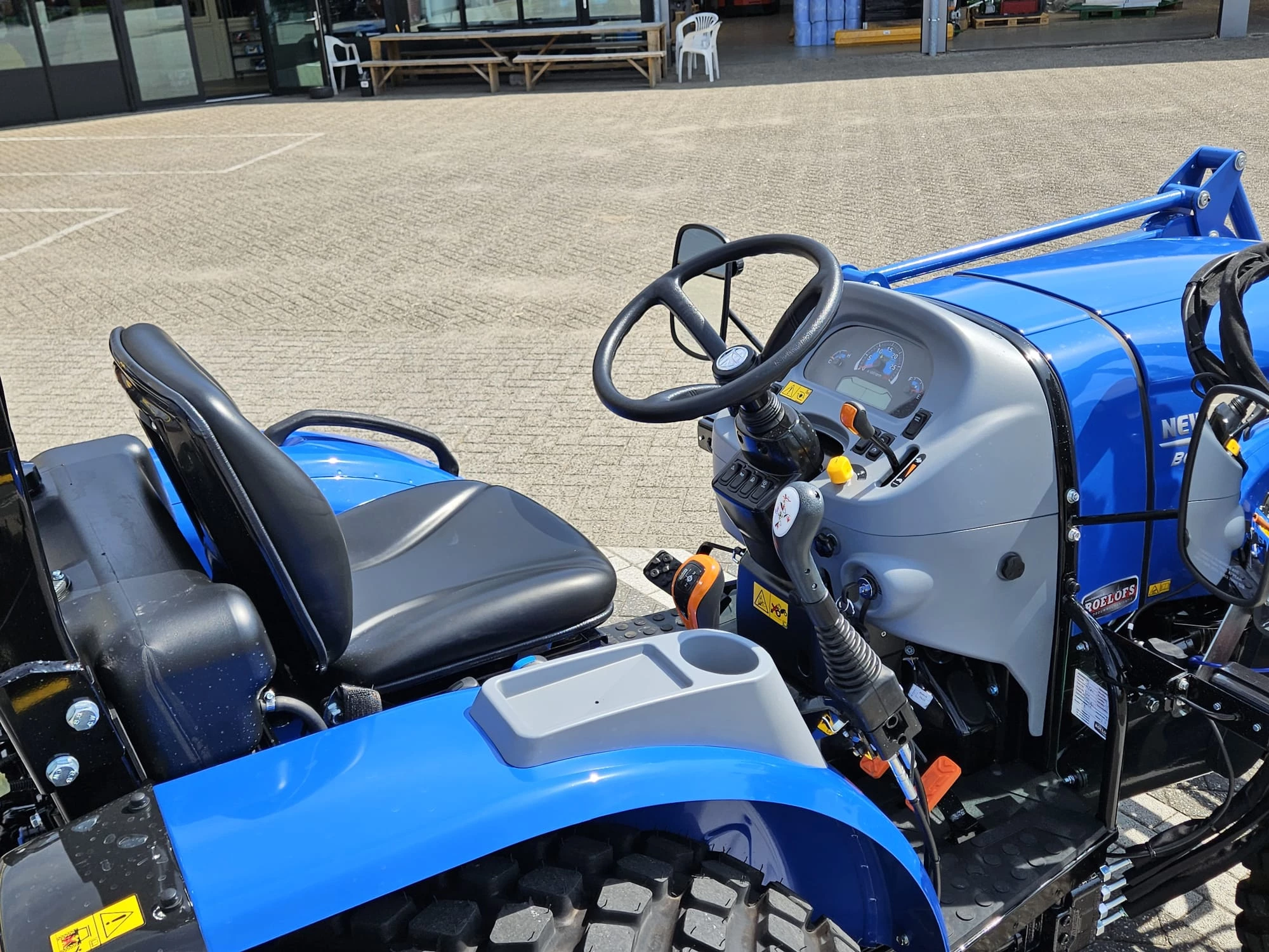 New Holland 2024 - Boomer 55 HST met voorlader en Kemp balenprikker afbeelding 14