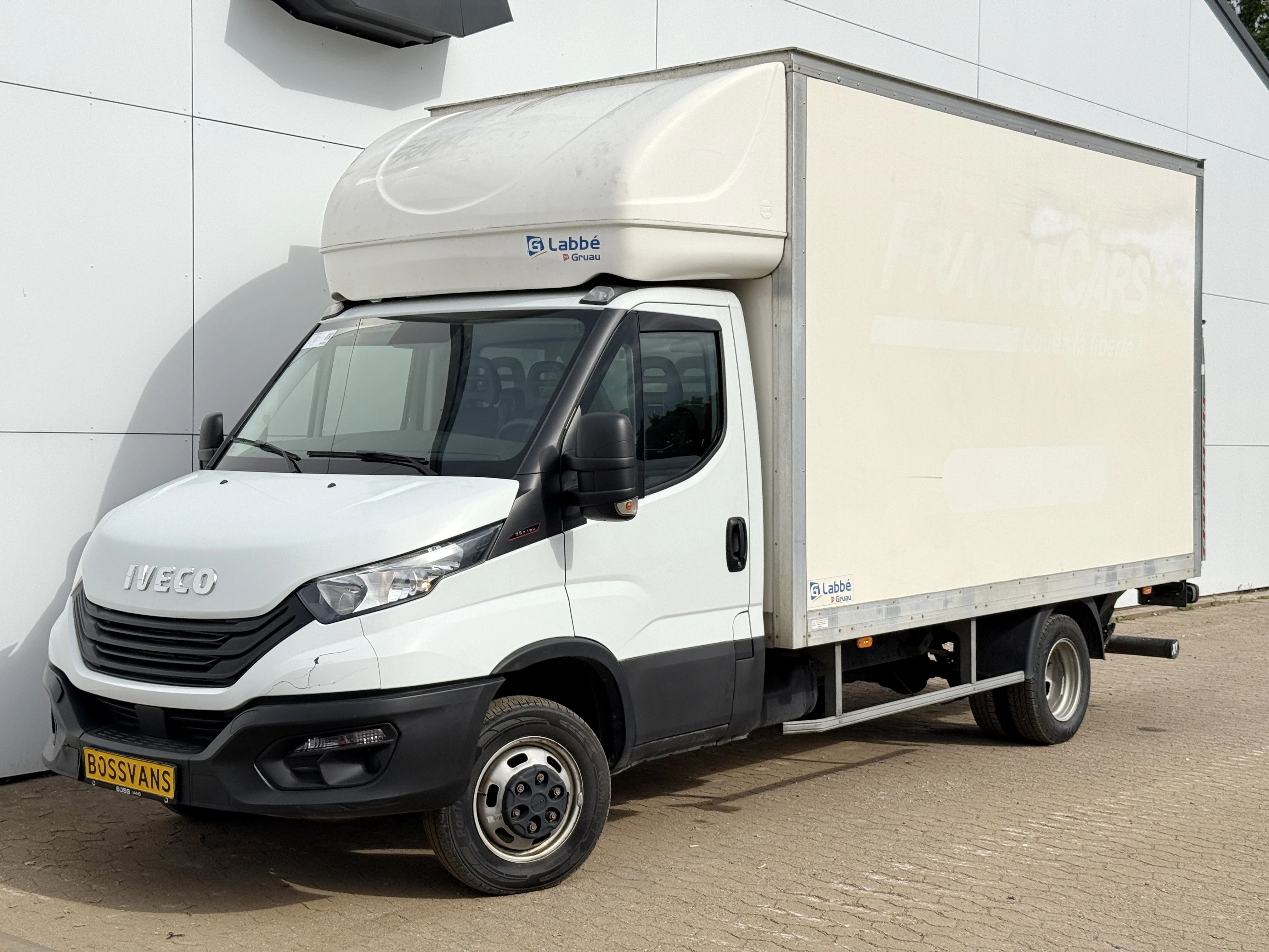 Iveco Daily 2023 - 35C16 3.0 160PK Bakwagen Laadklep Zijdeur Camera Climate Control Bluetooth Luchtgeveerde stoel Meubelbak Koffer image 1