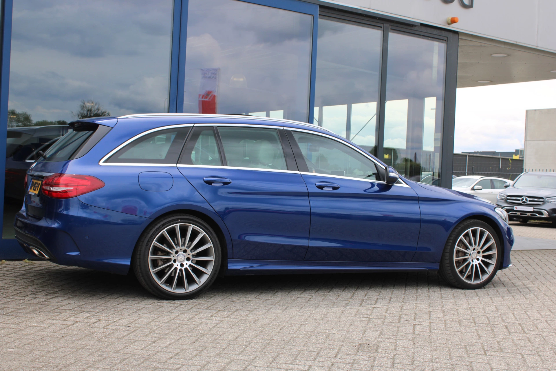 Mercedes-Benz C-Class 2015 - Estate 400 4MATIC AMG PANORAMADAK LUCHTVERING LEDER MEMORY HEAD-UP COMAND 19'' TREKHAAK image 3