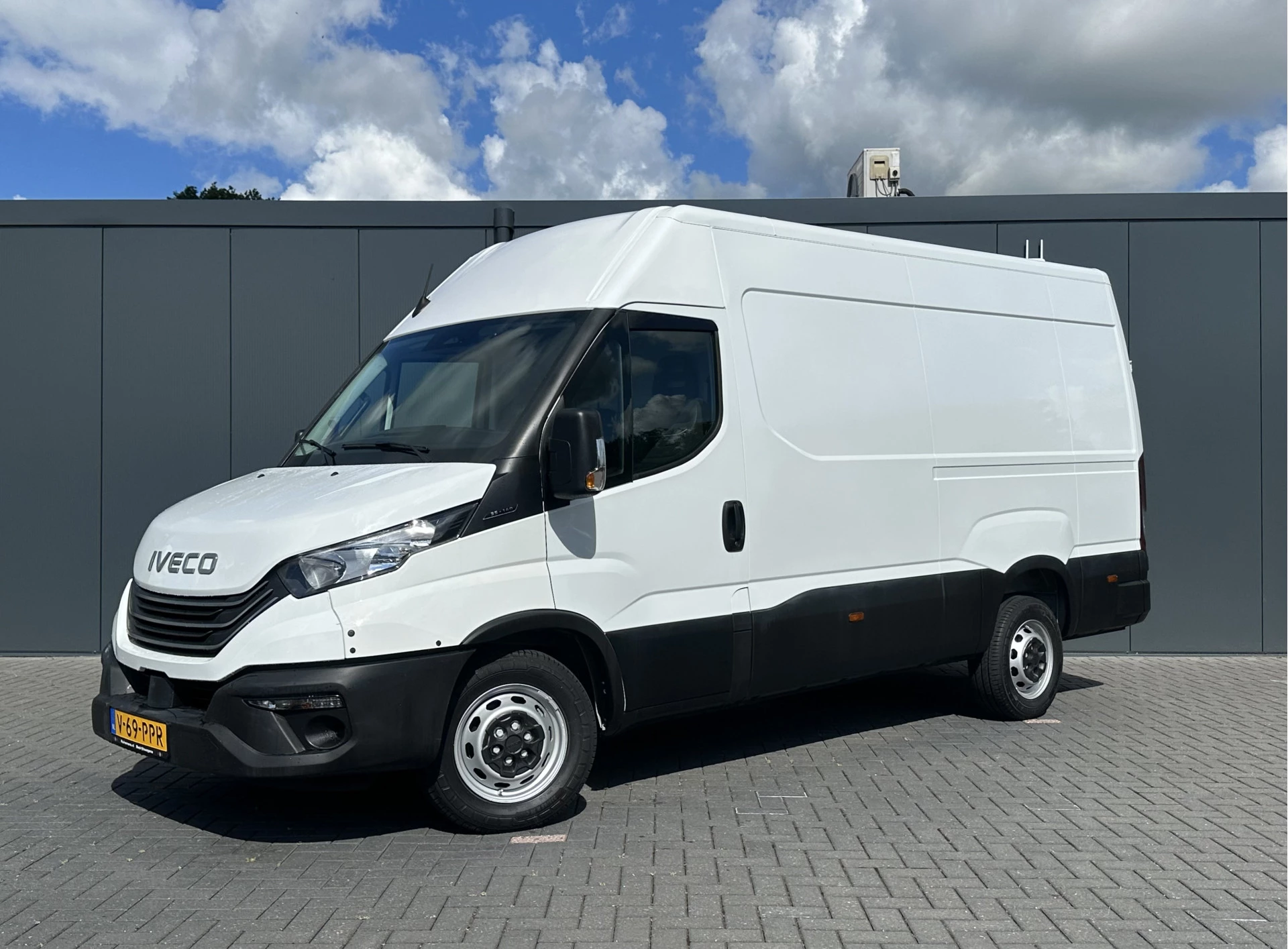 Iveco Daily 2024 - 35S14 2.3D 136 PK FACELIFT / L2H2 / ** 20.950 KM ** / TREKHAAK / 3.500 KG AHG / 270 ACHTERDEUREN / ECC AIRCO / APPLE CARPLAY / 3 ZITS zdjęcie 2