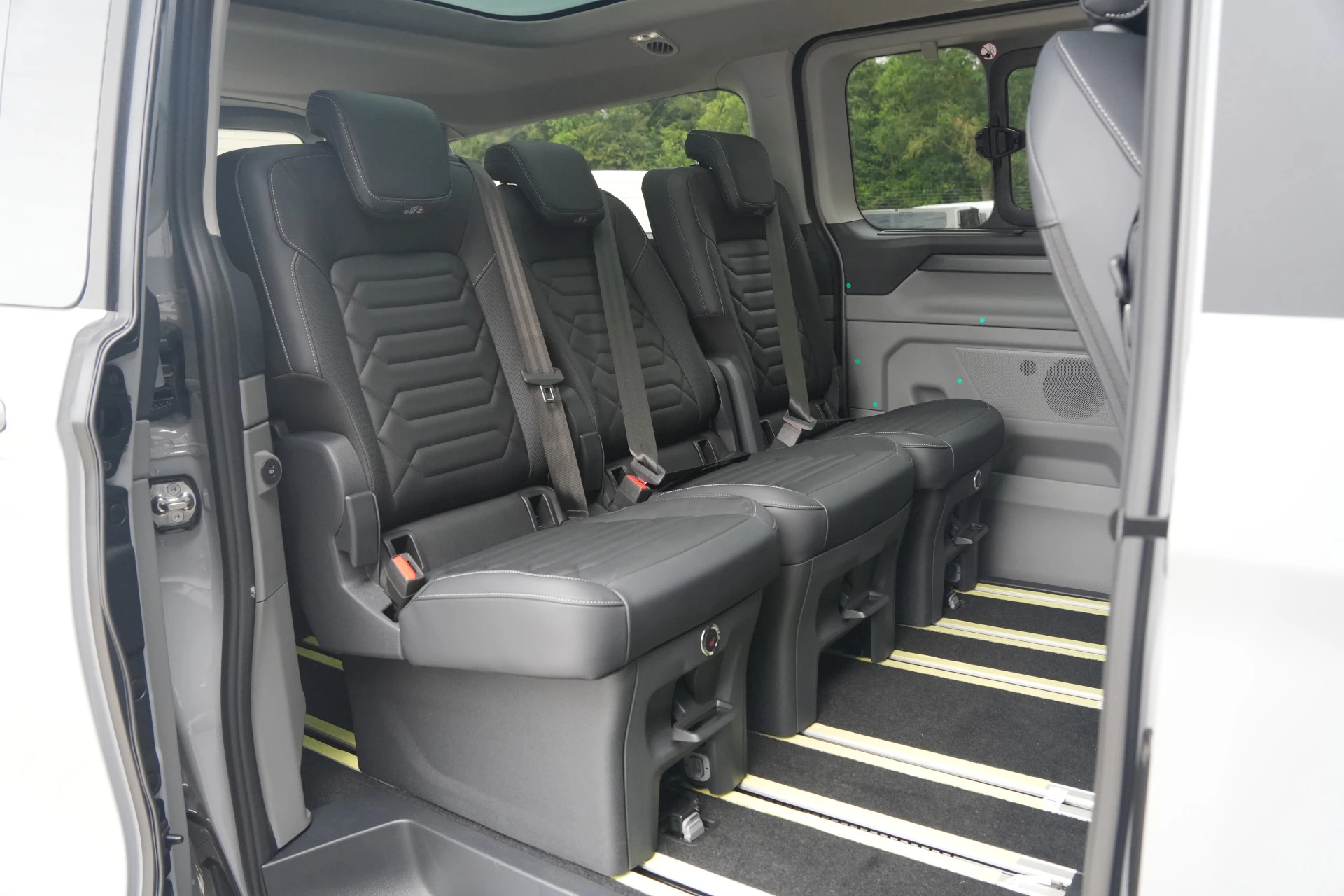 Ford Tourneo Custom 2026 - 340 2.5 PHEV L2H1 Titanium X 232pk | ACC | Pano | B&O | Elek. schuifdeuren | 360 camera | Elek-Trekhaak | Prijs excl. BTW | Rijklaar image 14