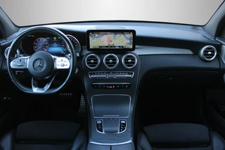 Mercedes-Benz GLC 2022 - 300e 4MATIC AMG LINE NIGHT PAKKET PANORAMADAK CARPLAY afbeelding 2 miniatuur
