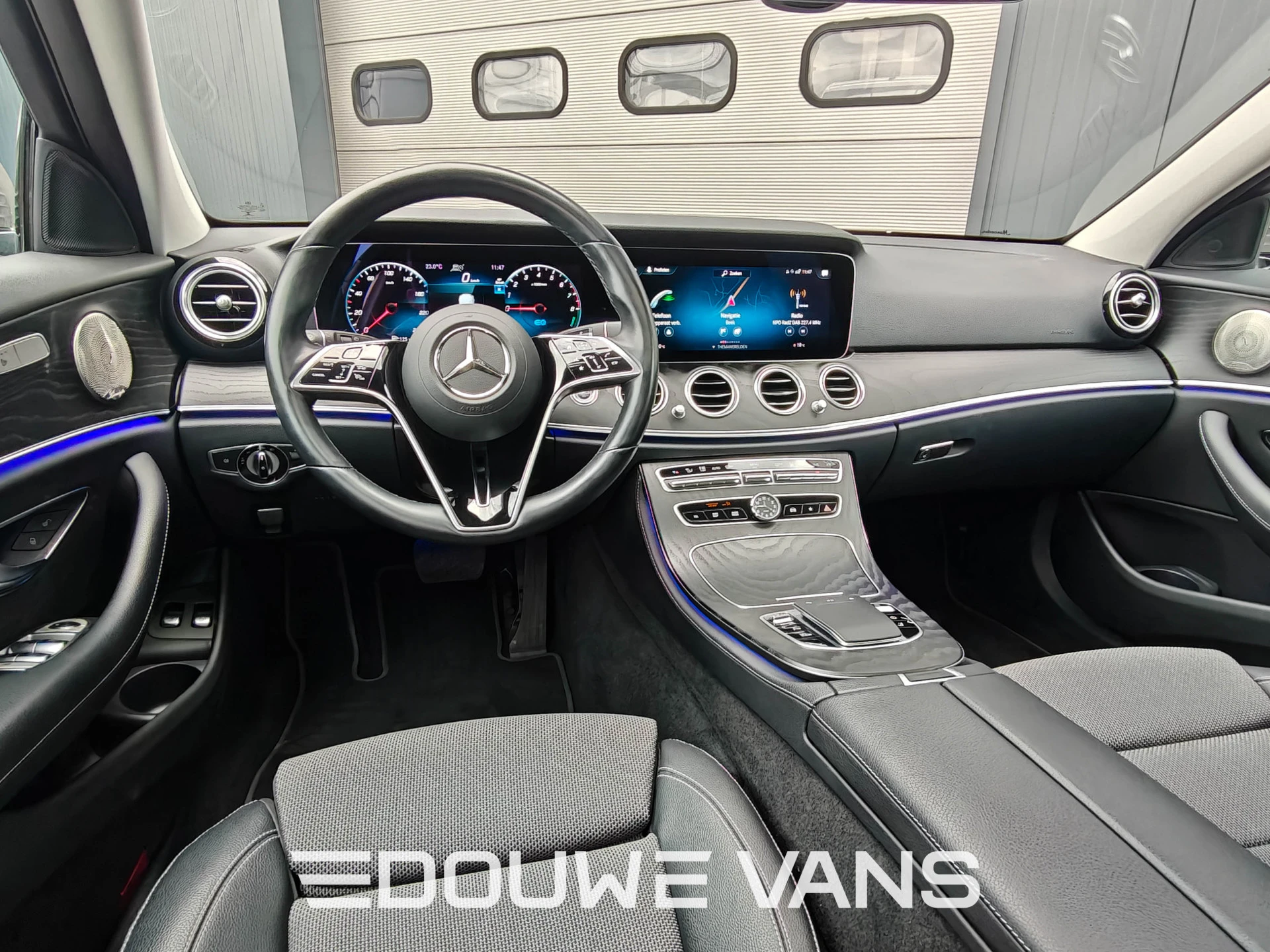 Mercedes-Benz E-Class 2022 - 300e Burmester Trekhaak Avantgarde Schuifdak Bild 11