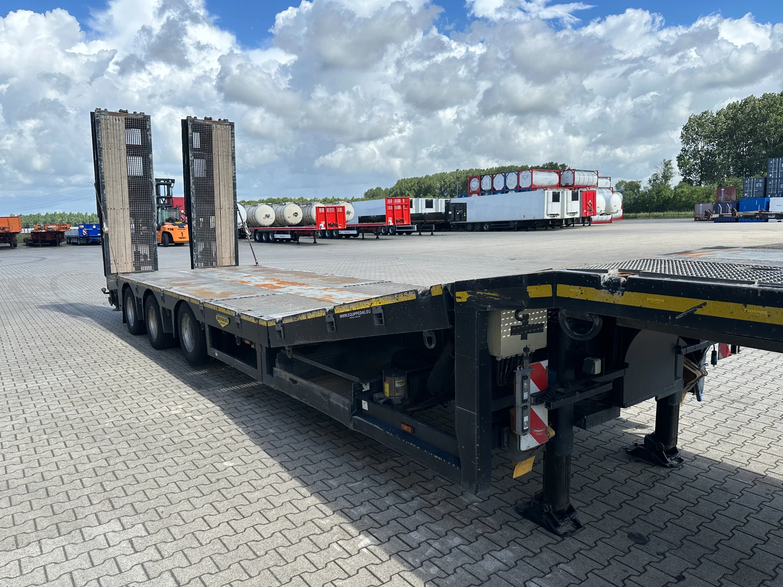Broshuis 2017 - 3ABSD Lowloader 3-axle / GVW: 59.000kg / Neck: 23.000kg / hydraulic steering + ramps + loading table / 4.60m extendable / winch / liftaxle afbeelding 66