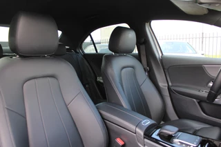 Mercedes-Benz A-Class 2021 - 180 AUT7 Luxury Line LEDER SFEER WIDESCREEN CAMERA image 14