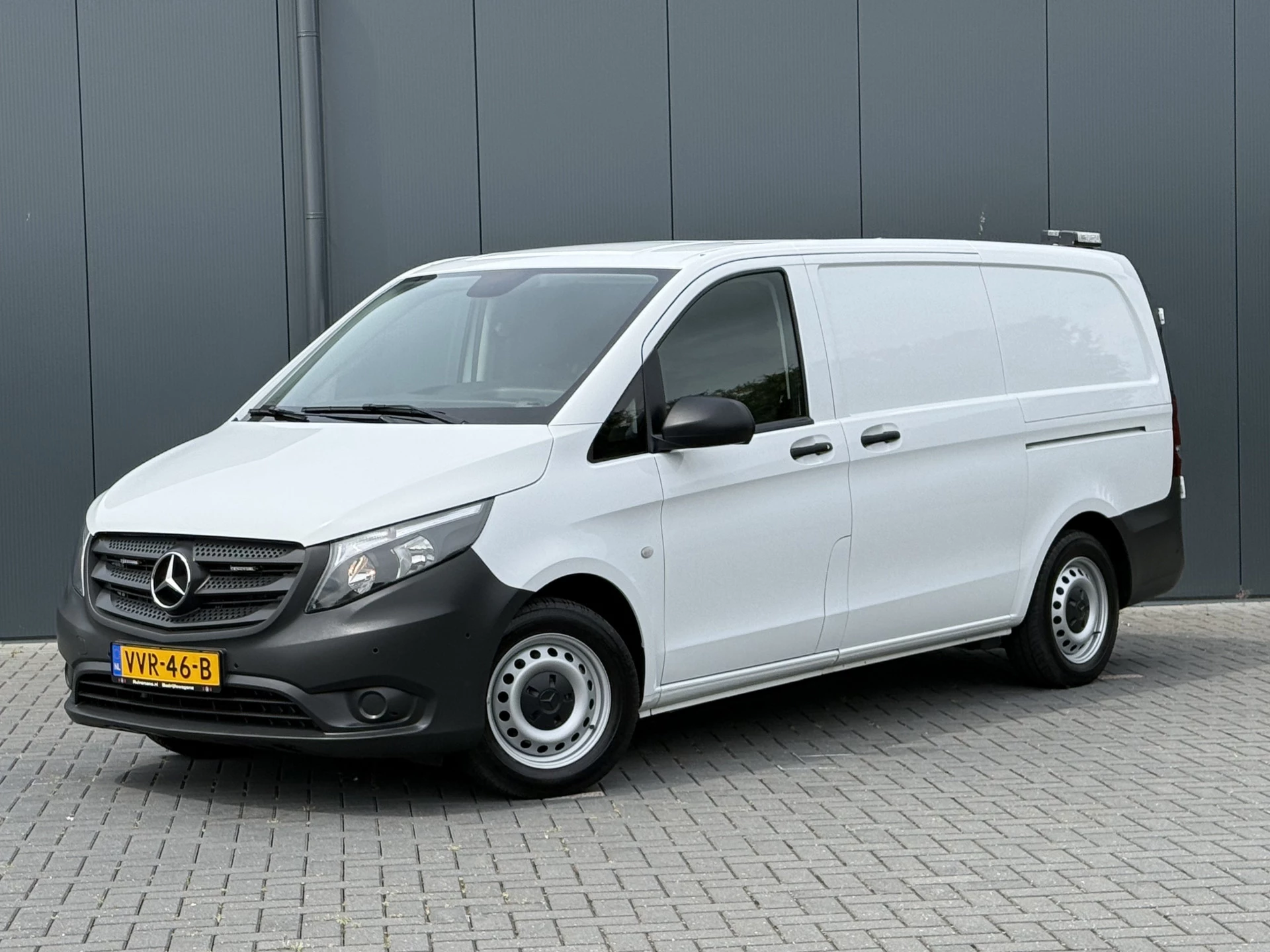 Mercedes-Benz Vito 2023 - 110 CDI / L2H1 / 1e EIG. / UNIEKE SORTIMO INRICHTING / 2x SCHUIFDEUR / **9.446 KM** / 3-ZITS image 2