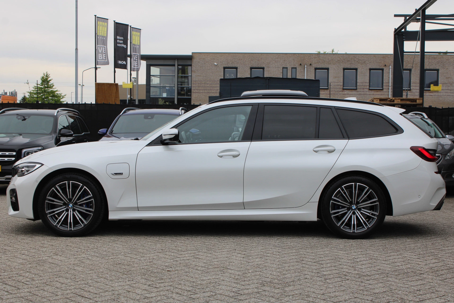 BMW 3 Series 2022 - Touring 330e High Executive M-SPORT SHADOW PANORAMADAK MEMORY 360-CAMERA KEY-LESS CARPLAY TREKHAAK obrázek 8