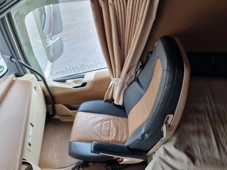 Volvo FH 2017 - 13.500 Globetrotter XL 4x2 - Show truck - Retarder - Custom interior - I parkcool image 18