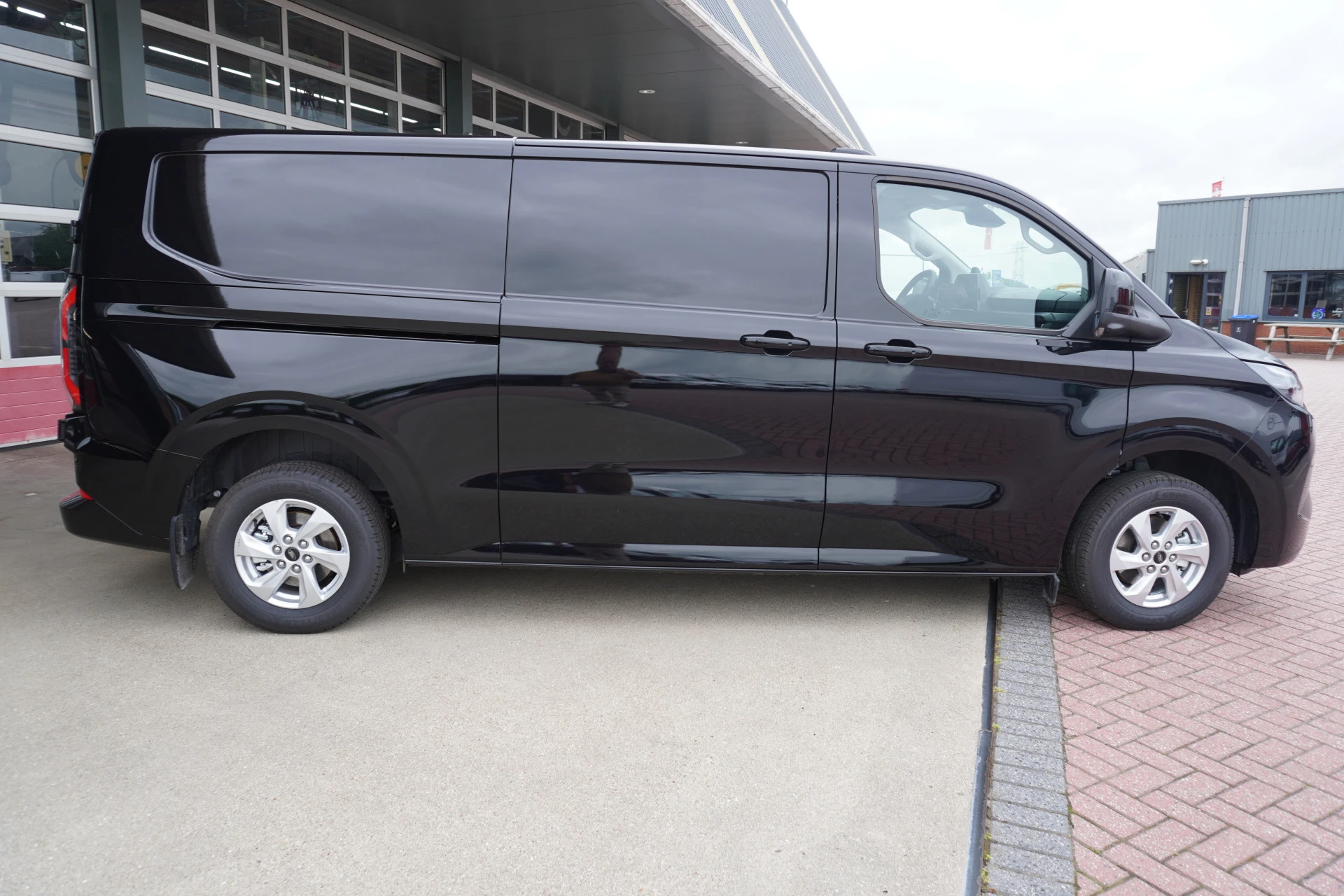 Ford E-Transit 2026 - Cust. 340 L2H1 Limited 71 kWh 218PK Automaat image 3