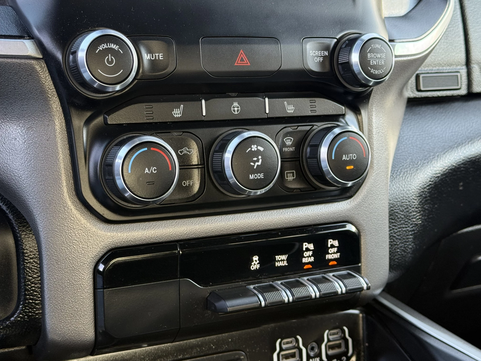 Dodge Ram 1500 2018 - 5.7 V8 4x4 BIG HORN / CREW CAB / LPG-G3 / NL AUTO / PANO / CAMERA / 3.5T TREKHAAK / GORILLA EXHAUST zdjęcie 20