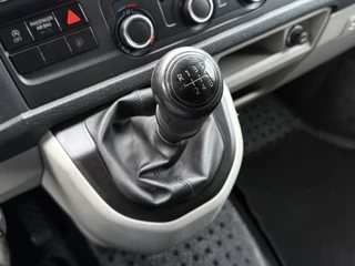 Volkswagen Transporter 2019 - 2.0 TDI 150 PK / L2H1 / 1e EIG. / IMPERIAAL / TREKHAAK / AIRCO / CRUISE / PDC immagine 16