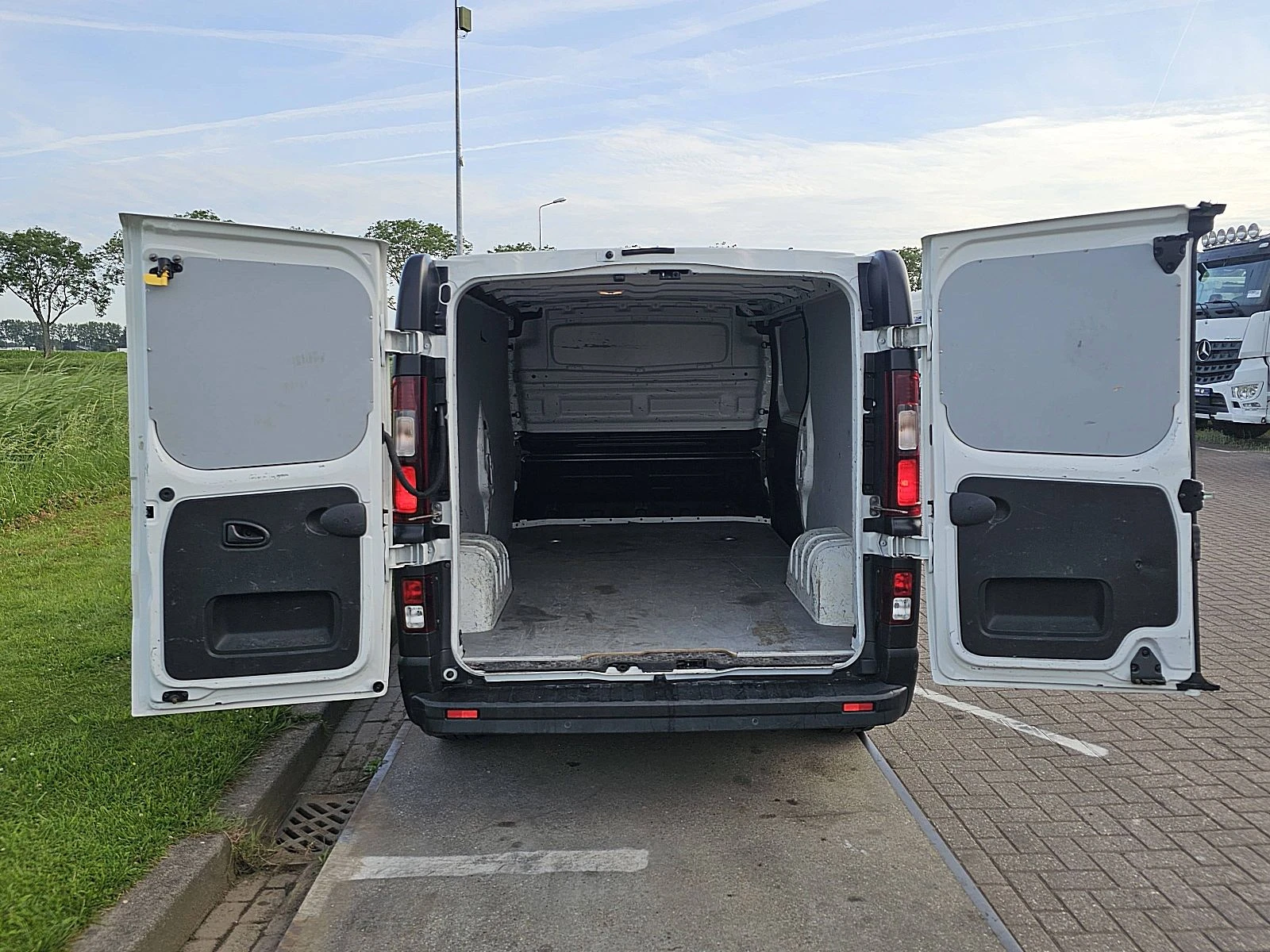 Renault Trafic 2022 - 2.0 DCI Bild 11