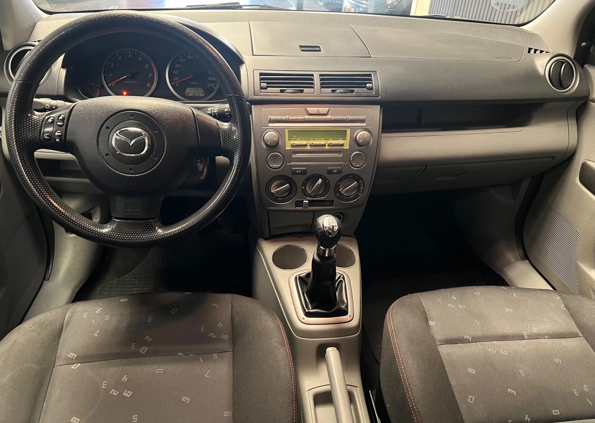 Mazda 2 2004 - 1.4 Exclusive - 2e eigenaar – Airco – 4 nieuwe banden – NAP – Rijklaar. afbeelding 3