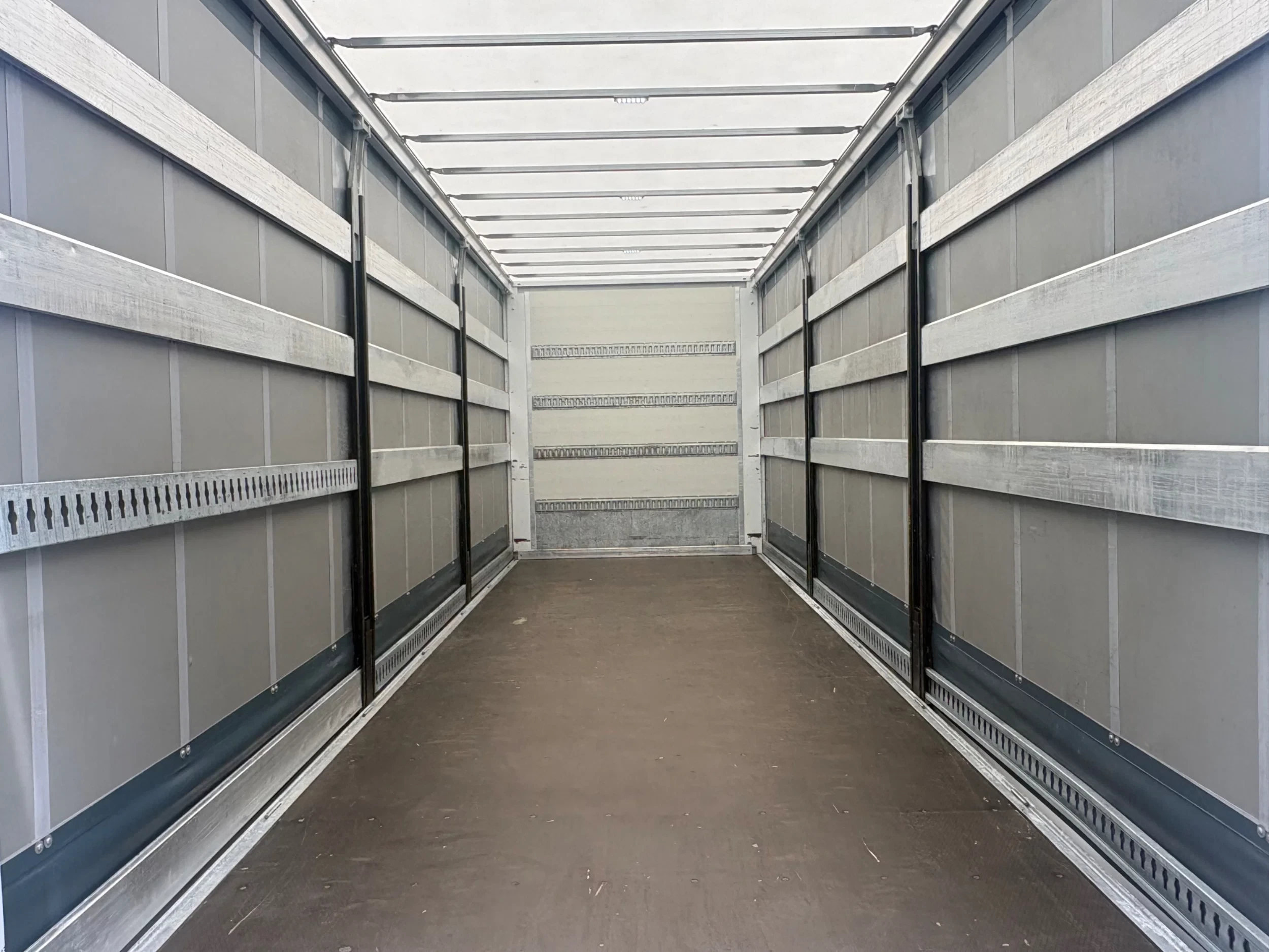 Bunk 2017 - Be oplegger schuifzielen 7 ton met laadklep 1500 kg obrázek 10