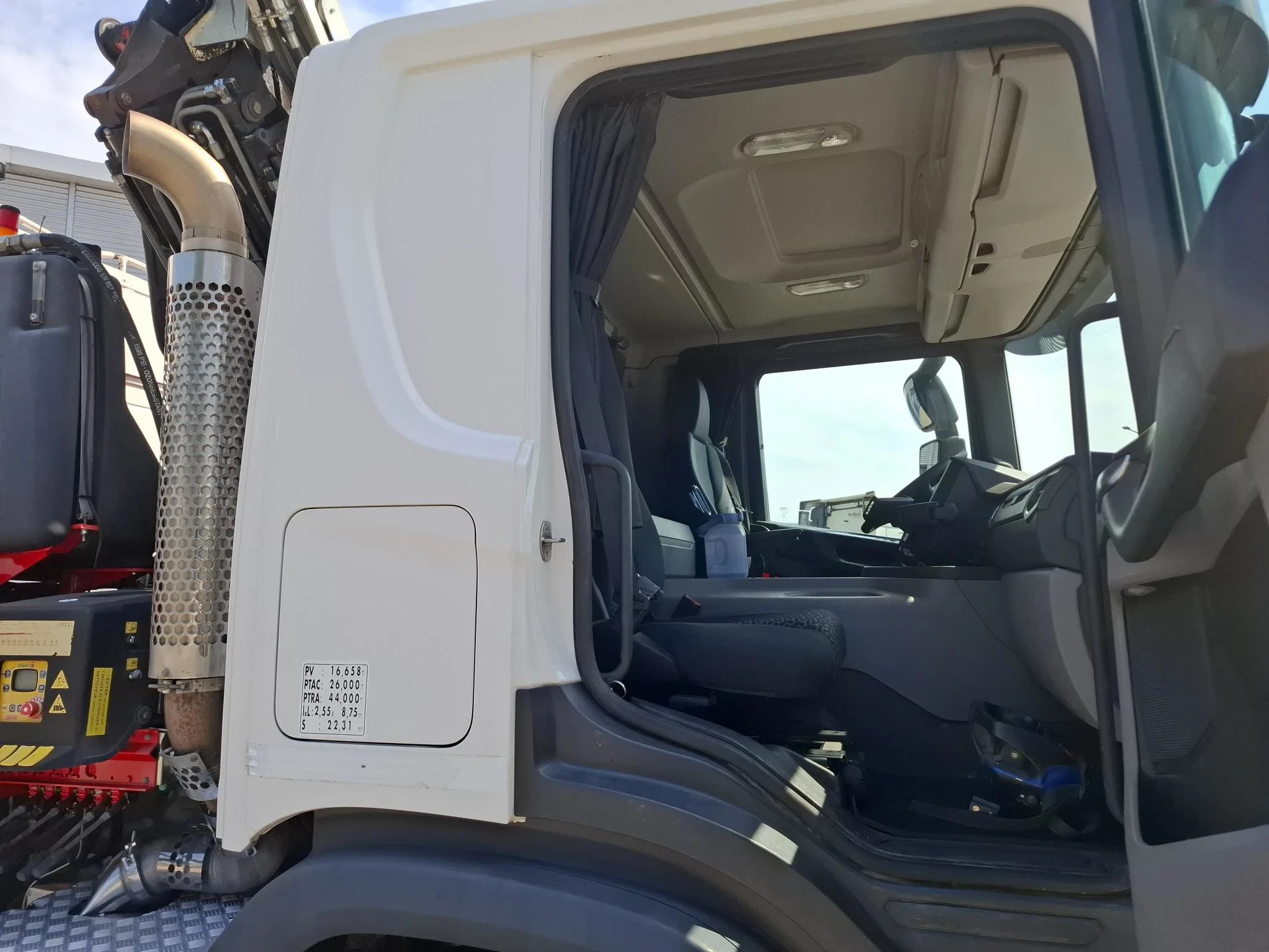 Scania P - NGS XT P410 / 6X4 / RETARDER / ONLY:192584 KM / BIG AXLE / FASSI F215A / REMOTE / ROTATOR / 2SIDE TIPPER / FULL-STEEL / DRUM BRAKES / TUV:01-03-2027 / EURO-6 / 2018 afbeelding 56
