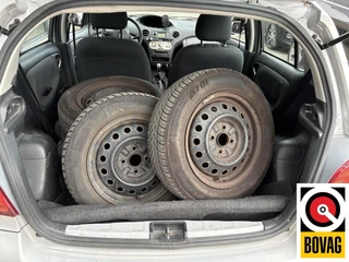 Toyota Yaris 2004 - 1.3 VVT-i Sol 100% onderhouden изображение 17