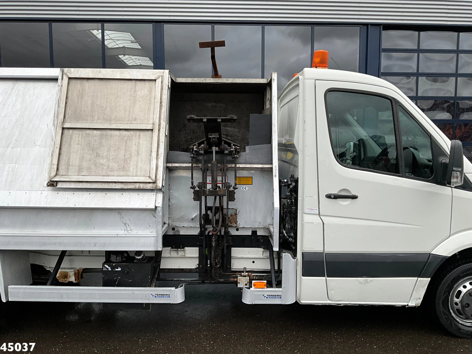 Volkswagen Crafter 2007 - 2.5 TDI Terberg zijlader Just 115.247 Km! afbeelding 5