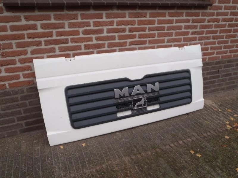 MAN TGA - 81.61110-0063 GRILLE SMAL (IN DIFFERENT COLOURS) obrázek 2