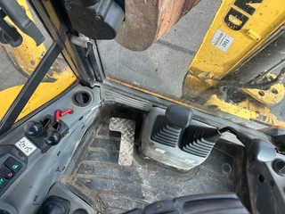New Holland N/A 2011 - LB115B, CE, 240 MM MULTI PURPOSE LOADER BUCKET, 800 MM BACHOE DIGGING BUCKET, FLIP OVER FORKS, AIR CONDITIONER immagine 17