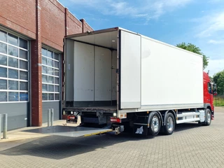 Volvo FM 2018 - 370 Globetrotter 6x2*4 - Box with sidedoors - Loadlift - Full air - Euro 6 obrazek 11