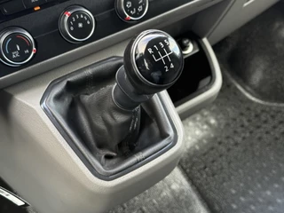 Volkswagen Transporter 2020 - 2.0 TDI 111 PK HIGHLINE / STARLIGHT BLUE METALLIC / L2H1 / TREKHAAK / IMPERIAAL / CAMERA / CRUISE / AIRCO afbeelding 18