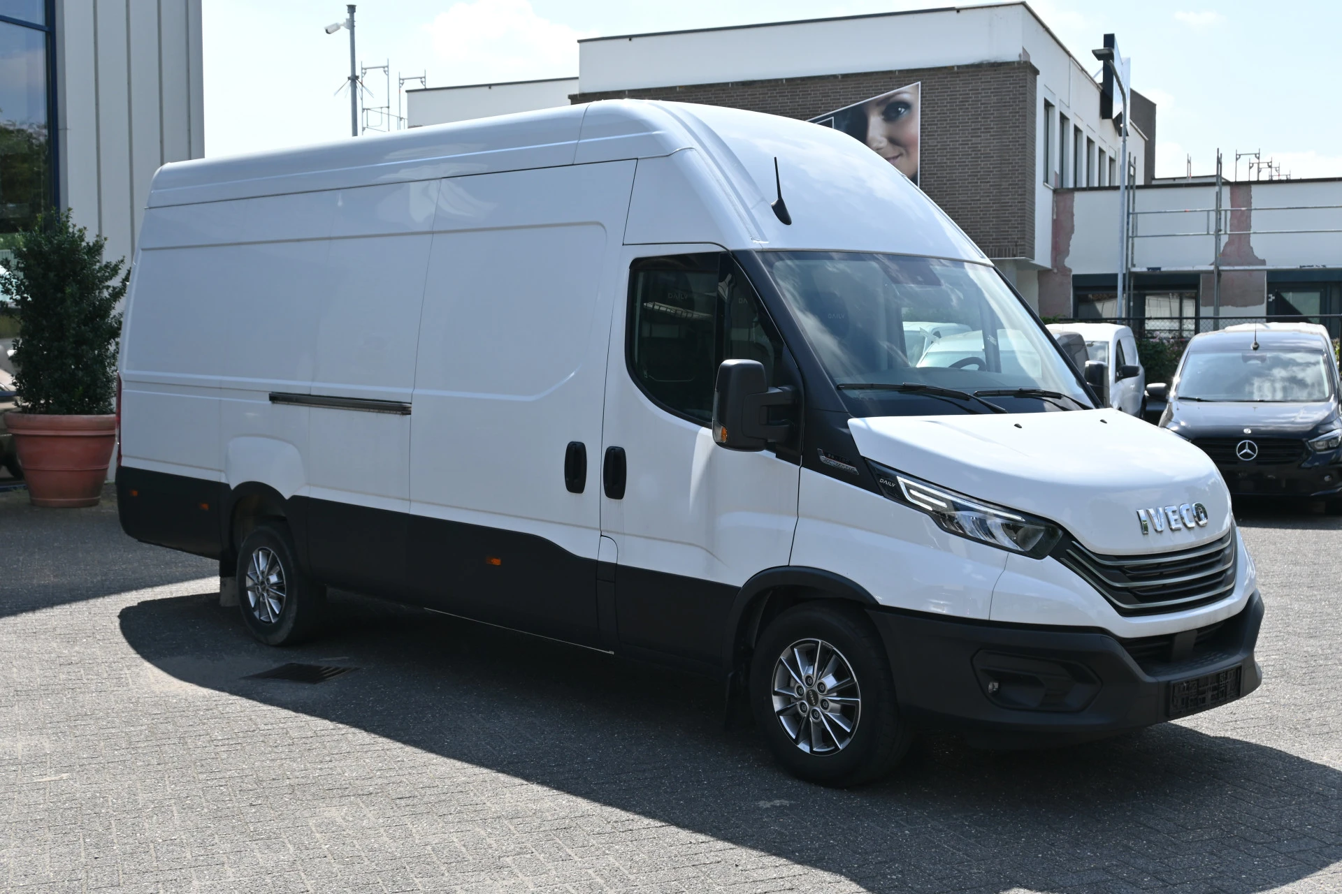 Iveco Daily 2024 - 35S18 L4H3 Maxi 3.0 180 pk Hi-Matic image 9