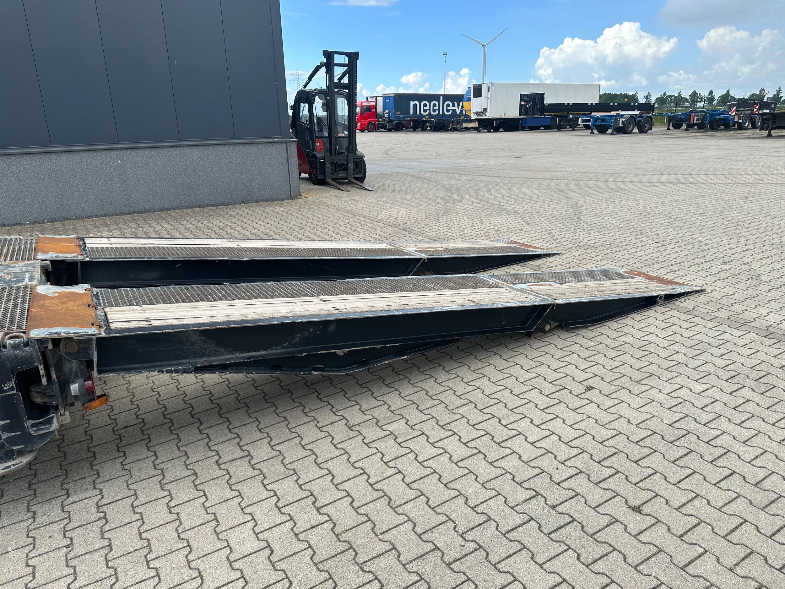 Broshuis 2017 - 3ABSD Lowloader 3-axle / GVW: 59.000kg / Neck: 23.000kg / hydraulic steering + ramps + loading table / 4.60m extendable / winch / liftaxle afbeelding 36