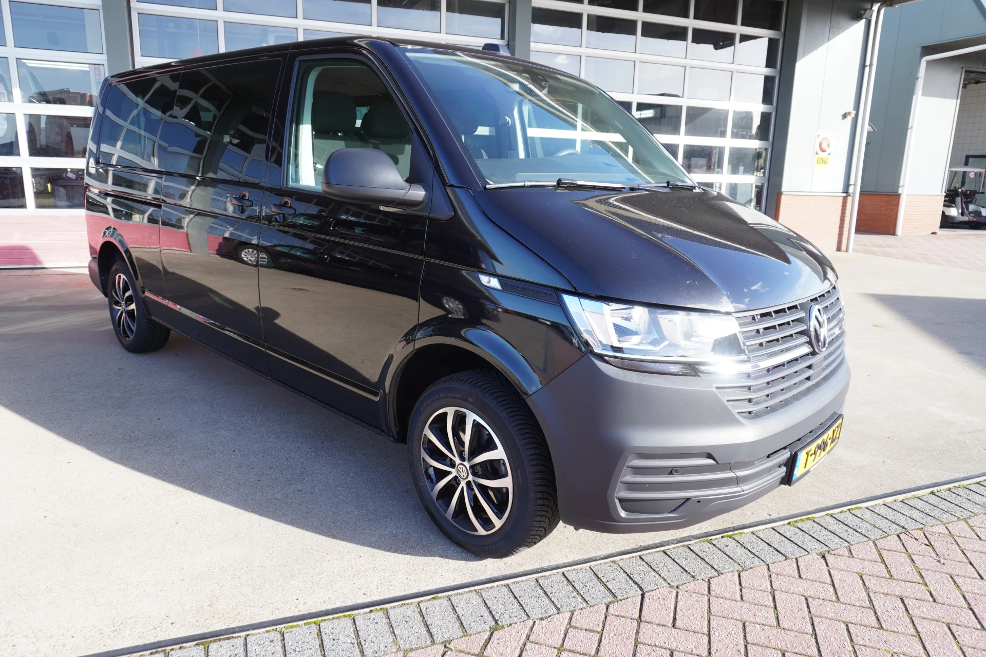 Volkswagen Transporter 2022 - Kombi 2.0 TDI 150PK L2H1 9 Persoons afbeelding 1