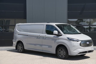 Ford E-Transit Custom 2026 - 340 L2H1 Limited 71 kWh 218pk | 2x Schuif | DDS LED | 360 Camera | B&O | ACC | Navi | Verwarmd stuurwiel | Elek trekhaak | AGR-stoel | Rijklaar immagine 3