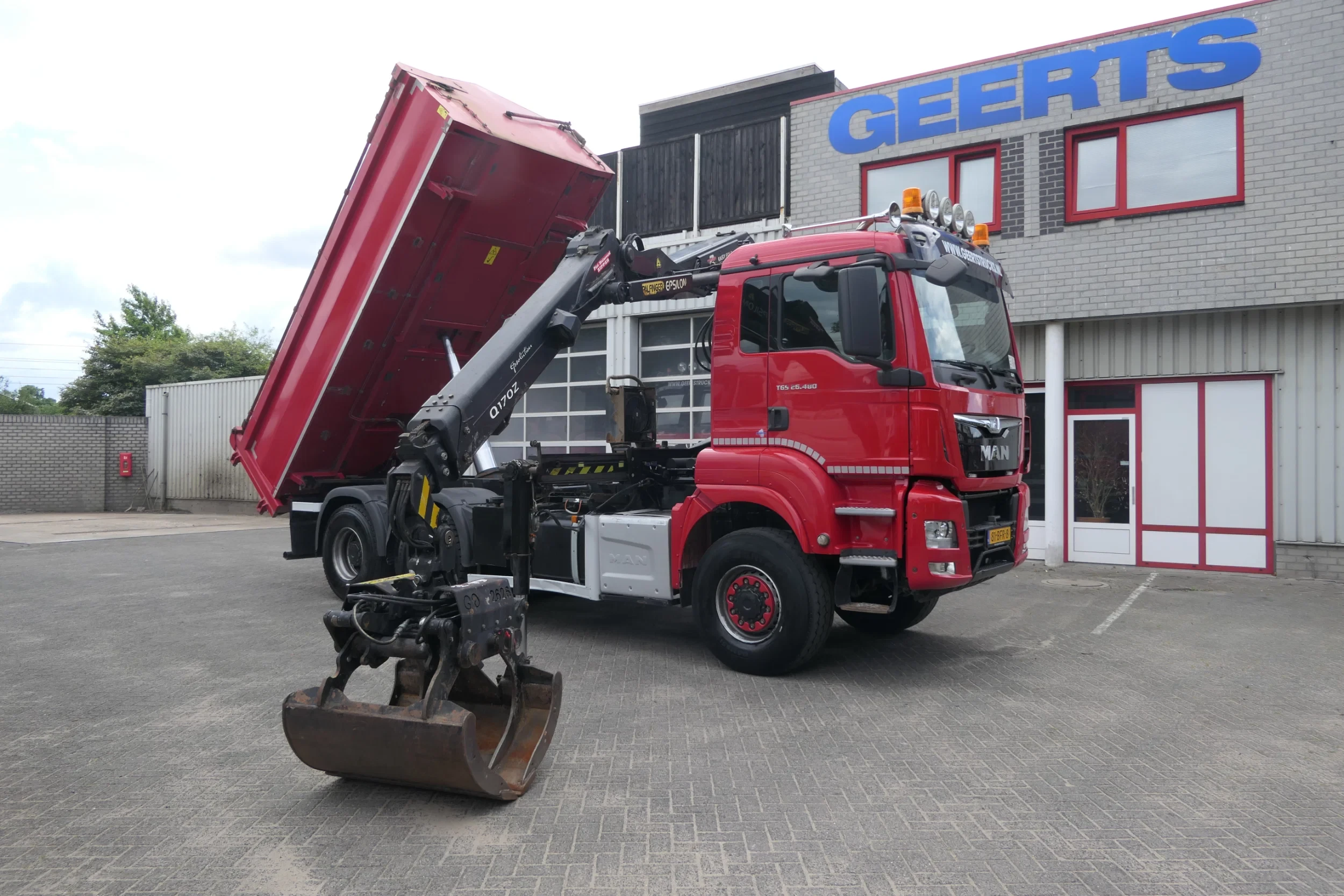 MAN TGS 2015 - 26.480 | 6X6 | 2 Side Tipper + Hydraulic dust cover | PALFINGER Q170Z84TI + Easy fold | 671711Km | 2015 | Smart Tacho 2 | Full Steel | Drum brakes | Trailer coupling | TUV/MOT/APK 02-2027 | NL-Truck afbeelding 1