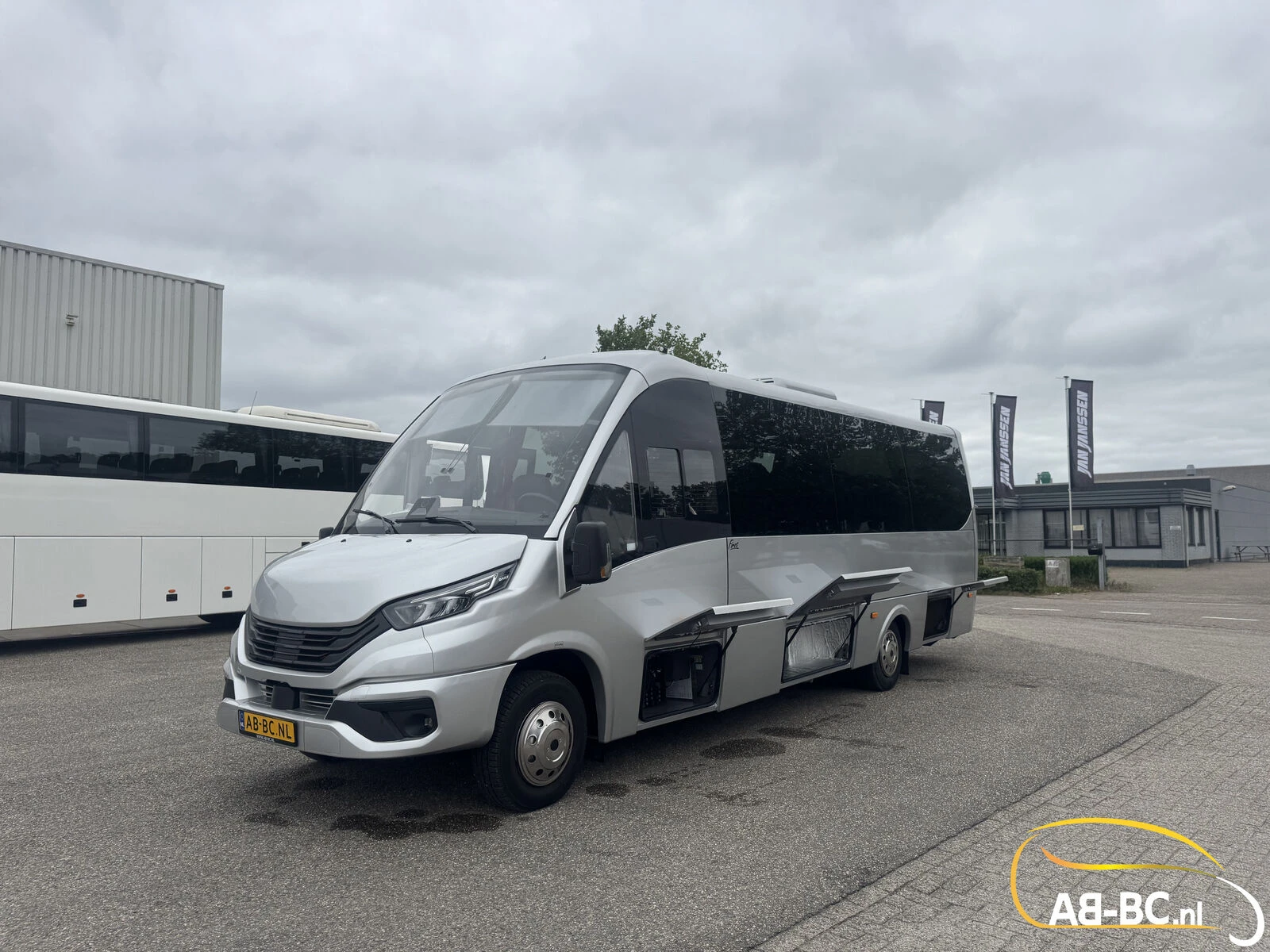Iveco Rosero First Touring Electra, range 336 km, 24 Seats 2026 obrázek 9