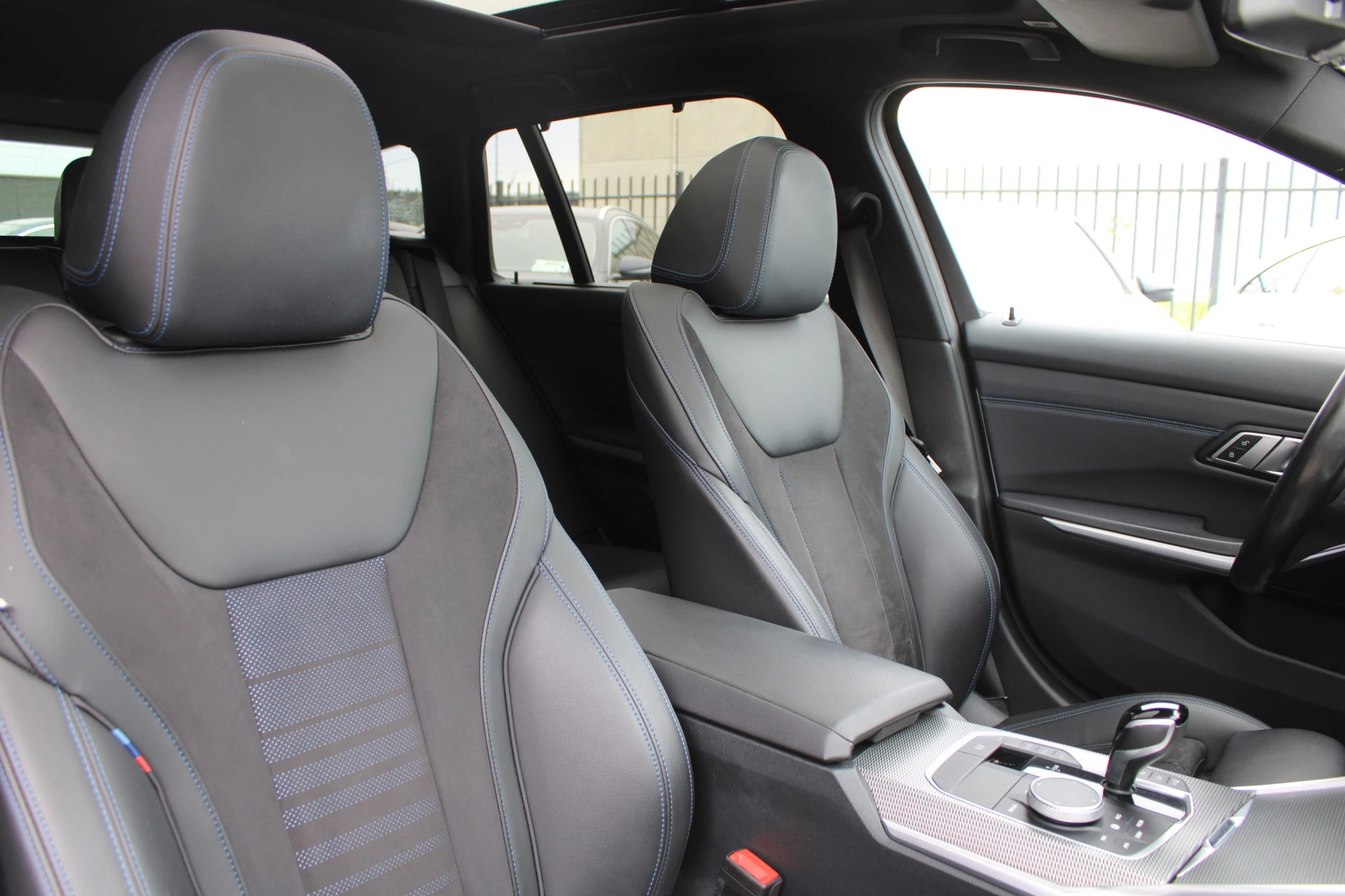BMW 3 Series 2022 - Touring 330e High Executive M-SPORT SHADOW PANORAMADAK MEMORY 360-CAMERA KEY-LESS CARPLAY TREKHAAK obrázek 14