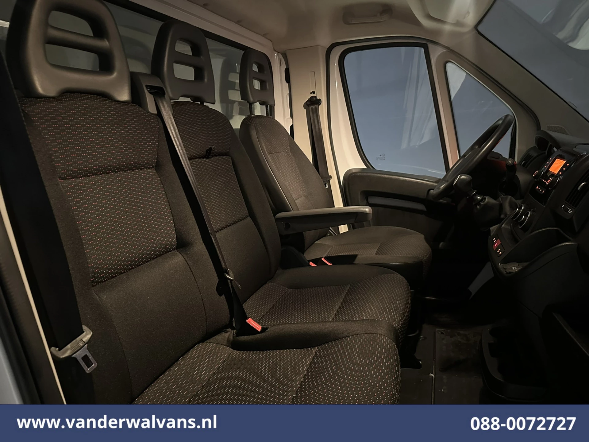 Peugeot Boxer 2022 - 2.2 BlueHDi 141pk Bakwagen 436cm Lang Laadklep Euro6 Airco | 1055kg laadvermogen | Camera image 8