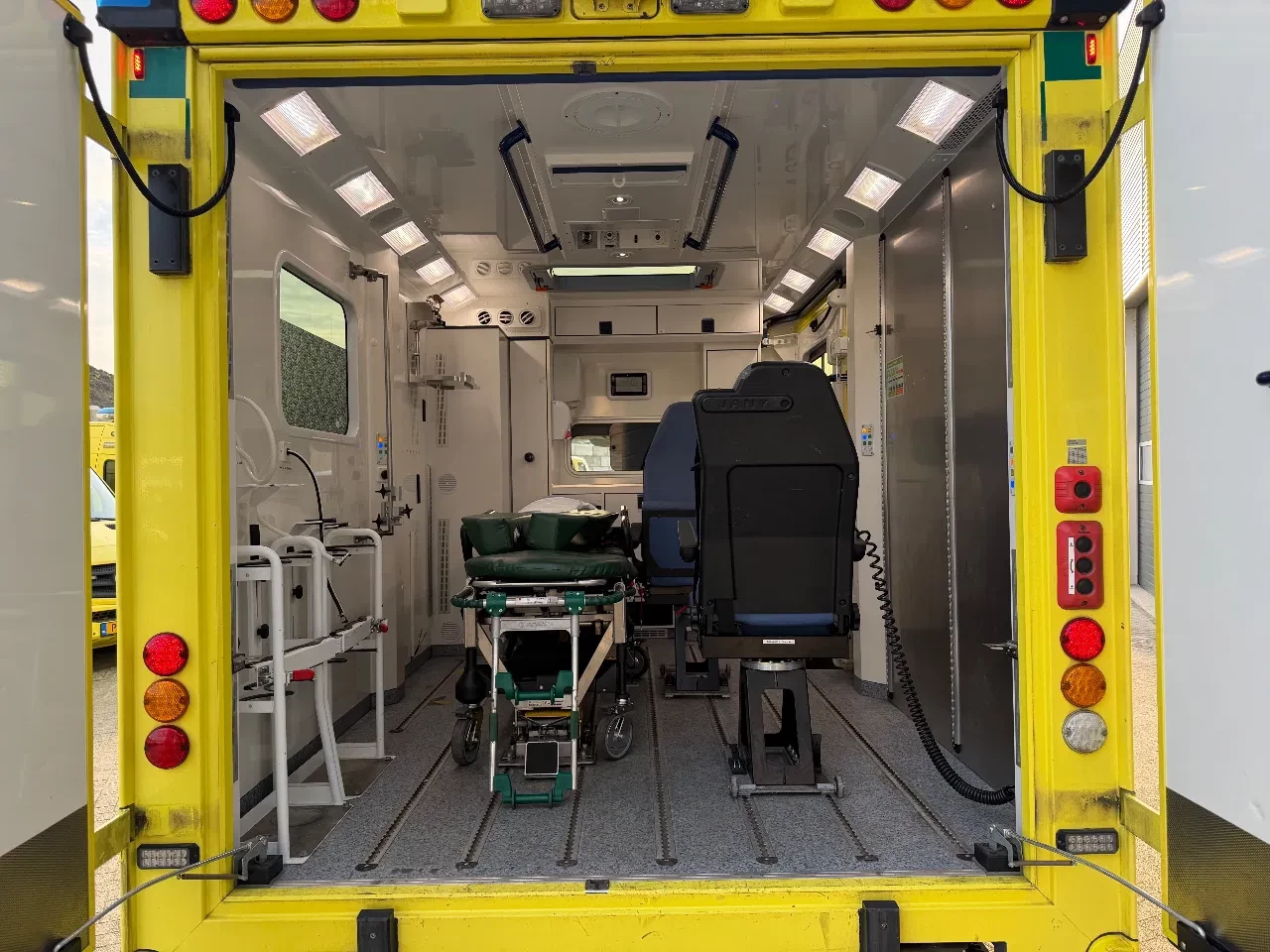Mercedes-Benz Sprinter 2015 - 519CDI Special Ambulance Laadklep Automaat Airco Cruisecontrol V6 obrázek 13