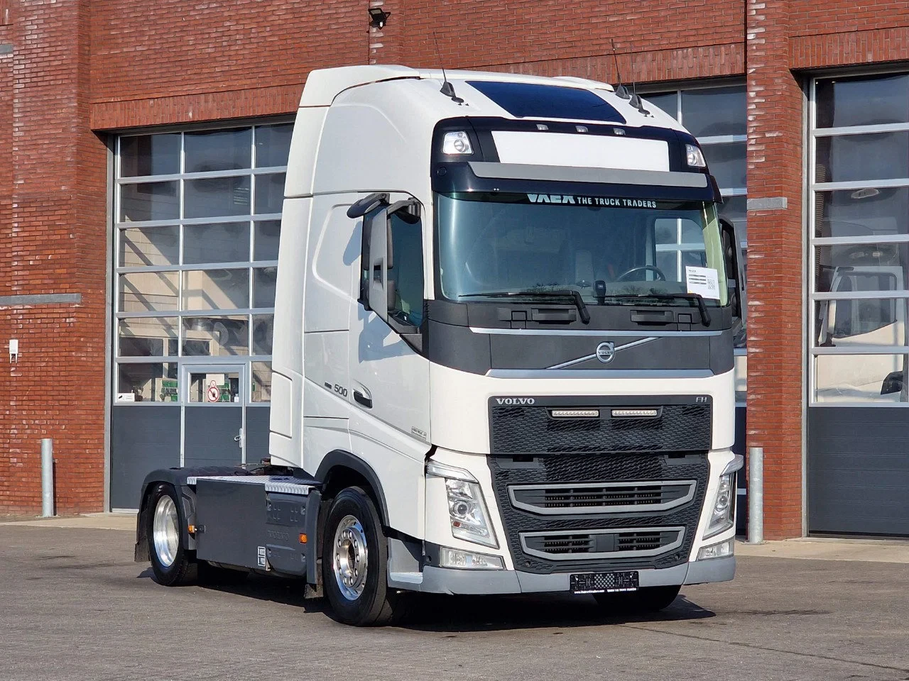 Volvo FH 2020 - 13.500 Globetrotter XL 4x2 - Low deck - I Save - I parkcool - Full air - Chassis cover afbeelding 1