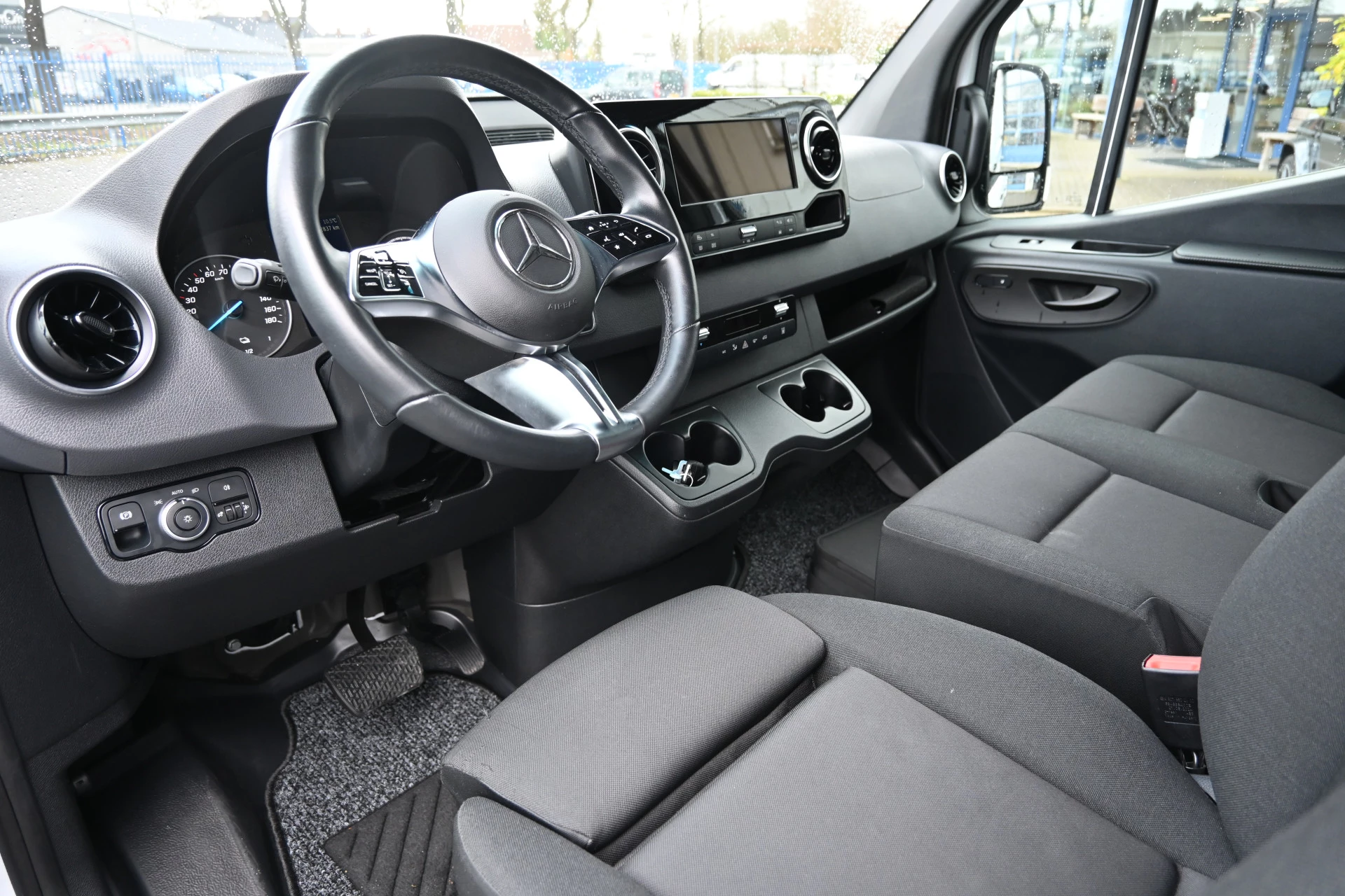 Mercedes-Benz eSprinter 2024 - 320 L2H2 RWD Pro 81kWh Bild 4